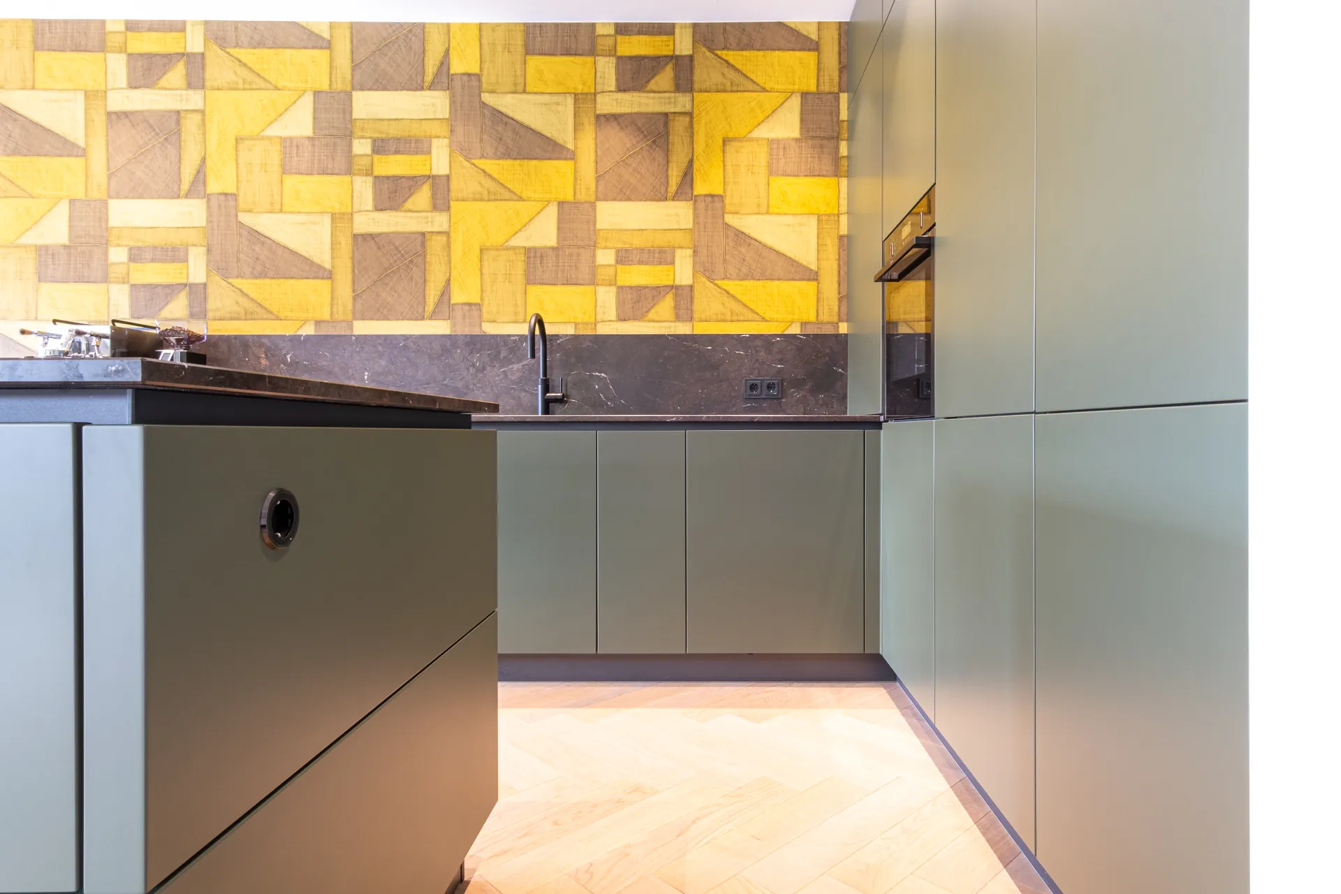 Grifflose Designküche mit Insel – L-Form mit Keramik und Leicht