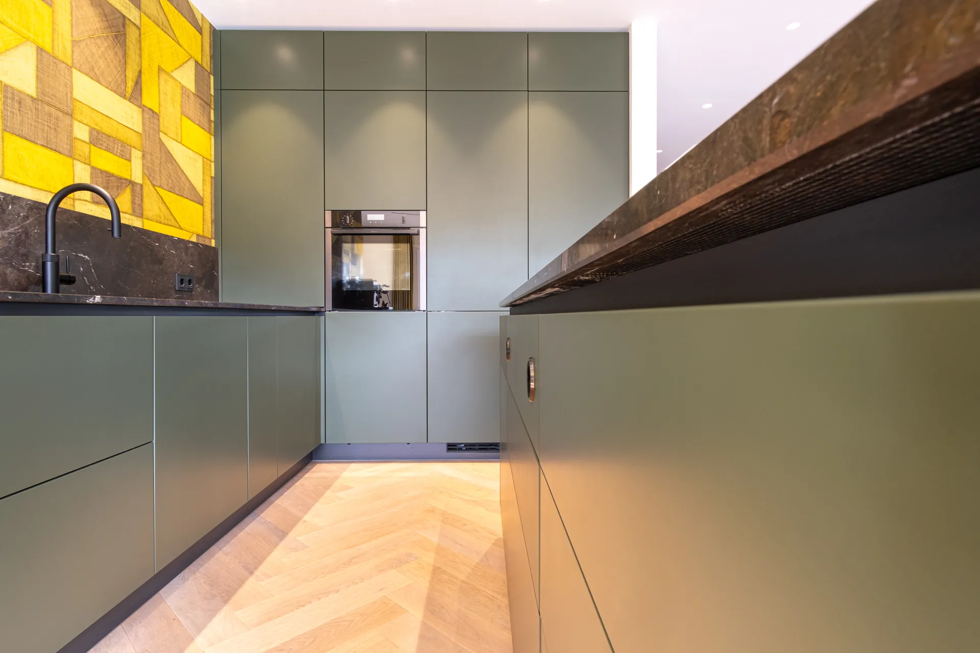 Grifflose Designküche mit Insel – L-Form mit Keramik und Leicht