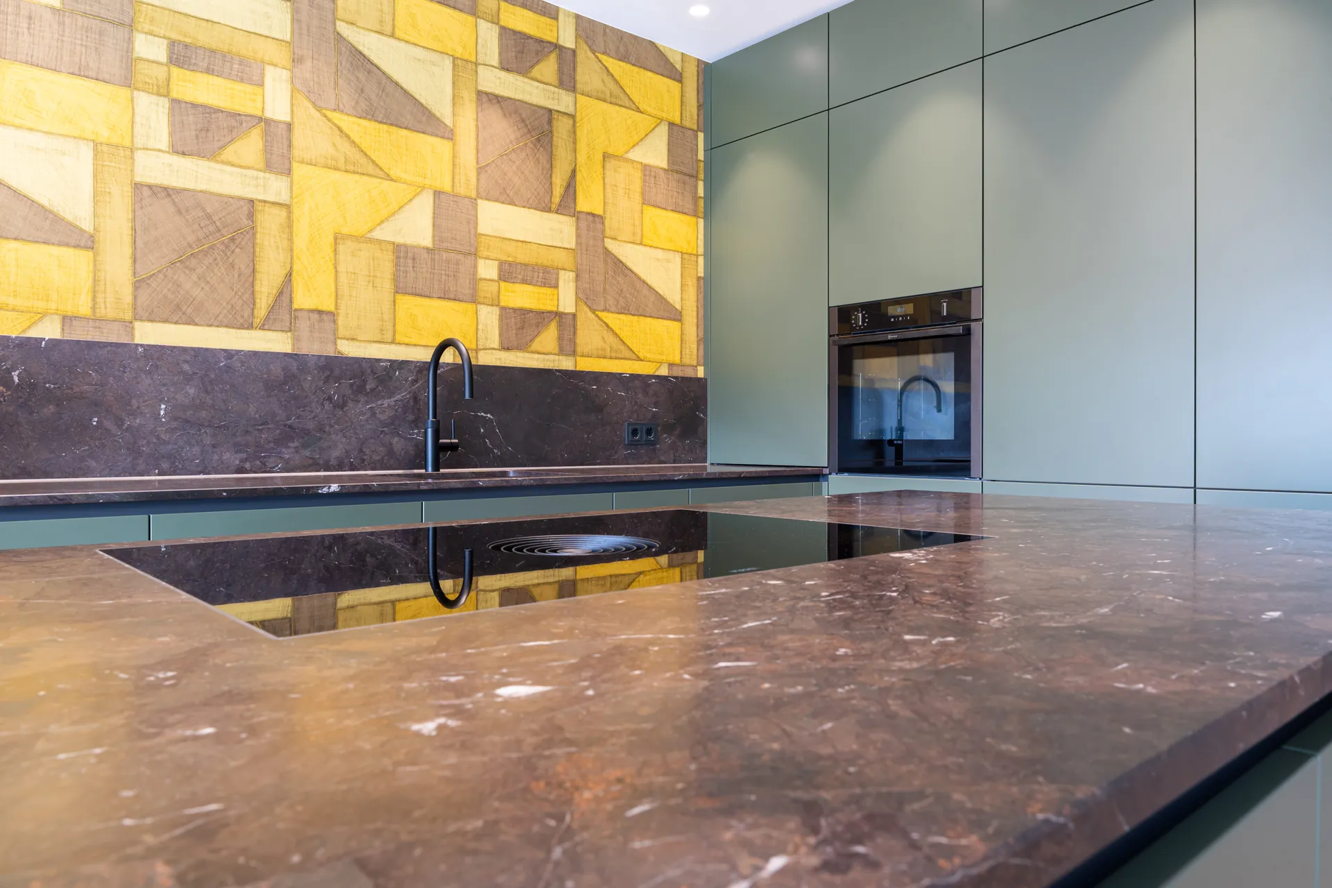 Grifflose Designküche mit Insel – L-Form mit Keramik und Leicht