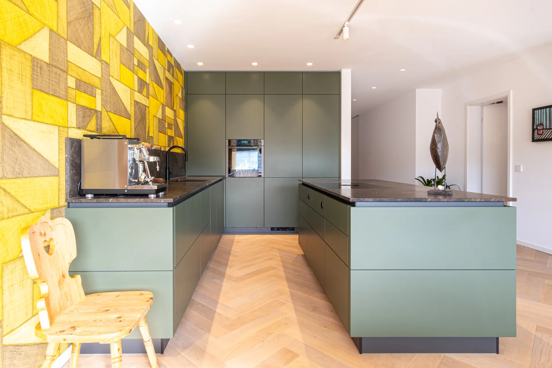 Grifflose Designküche mit Insel – L-Form mit Keramik und Leicht