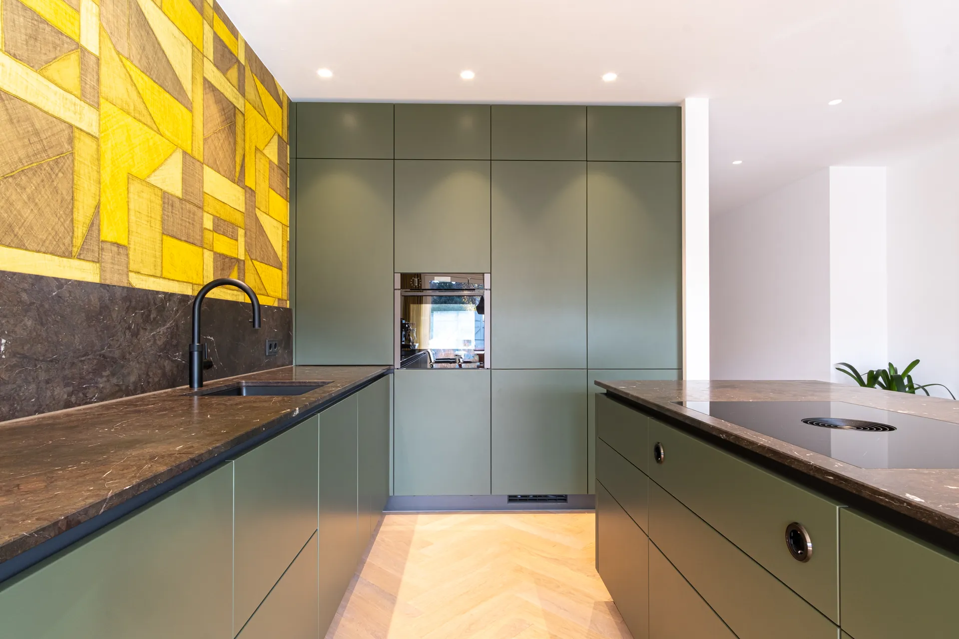 Grifflose Designküche mit Insel – L-Form mit Keramik und Leicht
