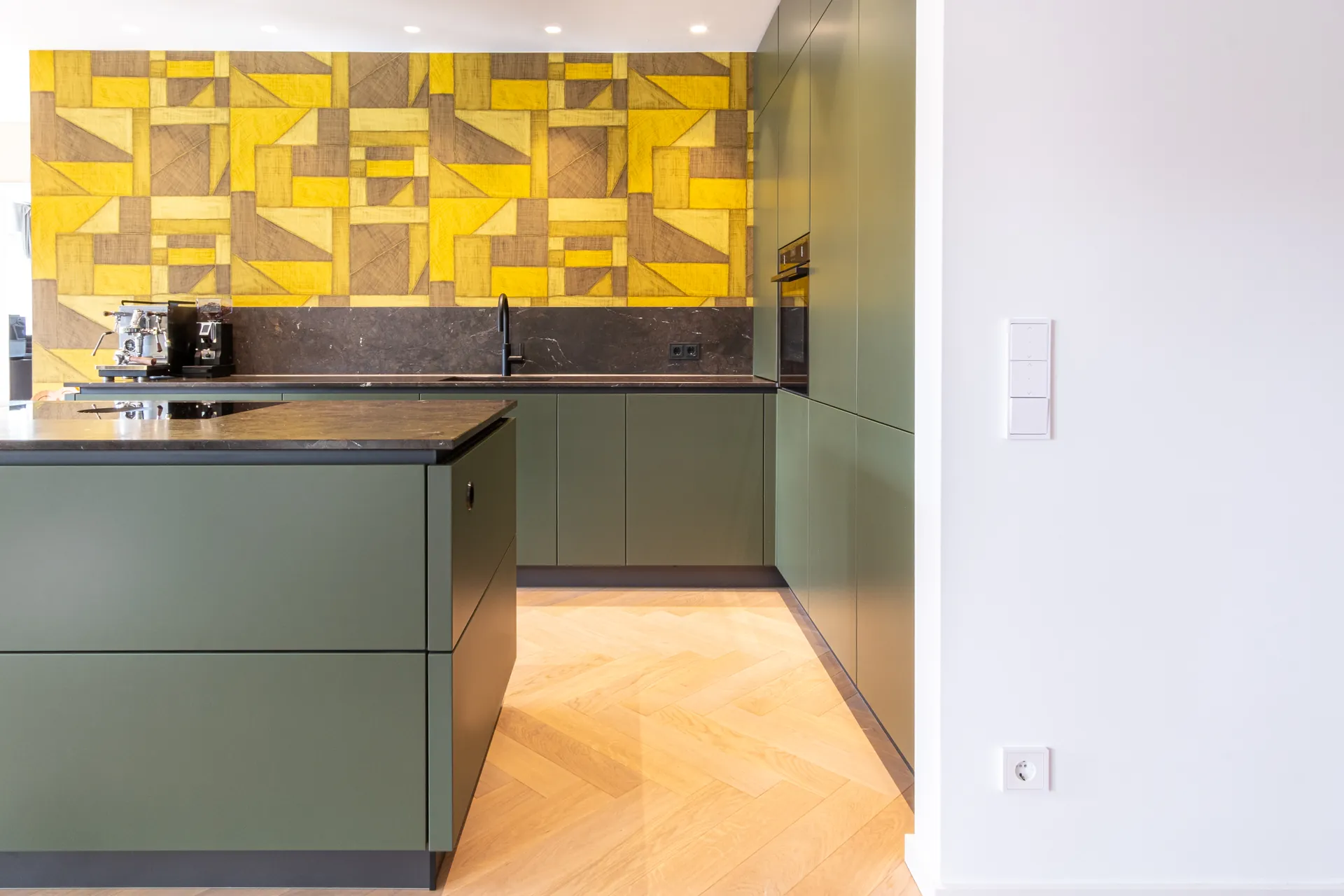 Grifflose Designküche mit Insel – L-Form mit Keramik und Leicht