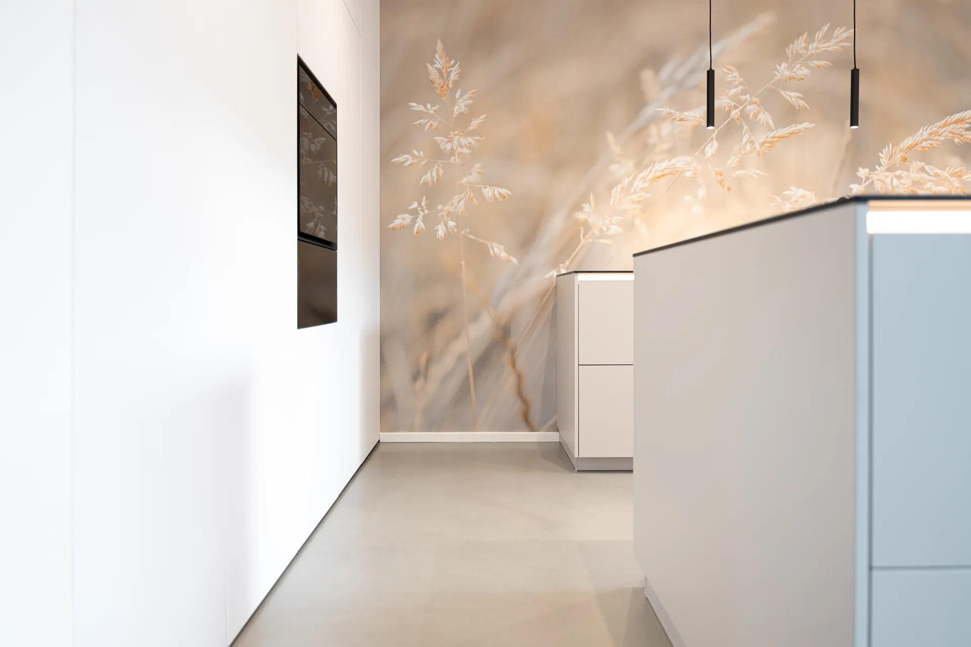 Grifflose Designküche mit Insel – Zweizeilige Küche mit Keramik