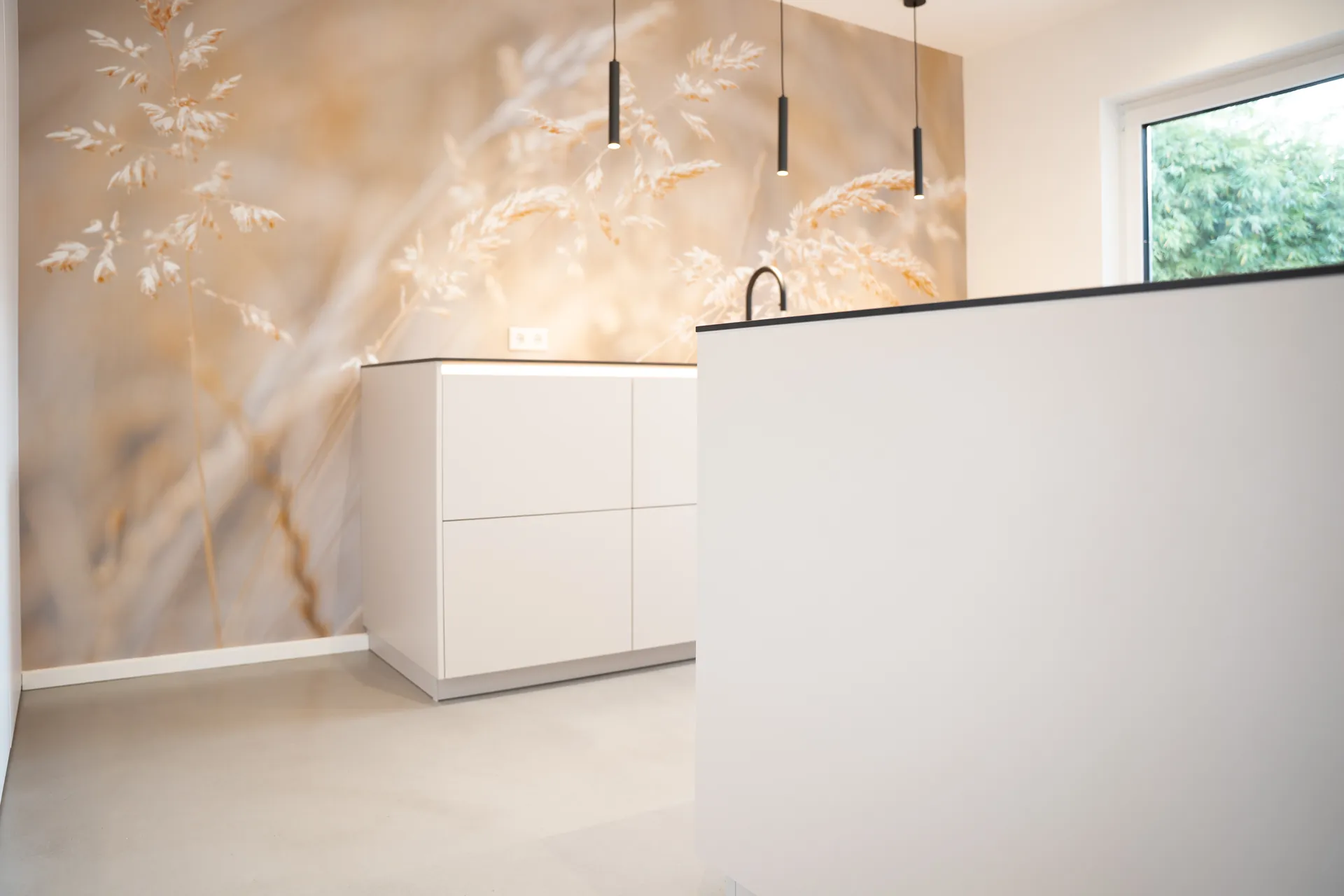 Grifflose Designküche mit Insel – Zweizeilige Küche mit Keramik