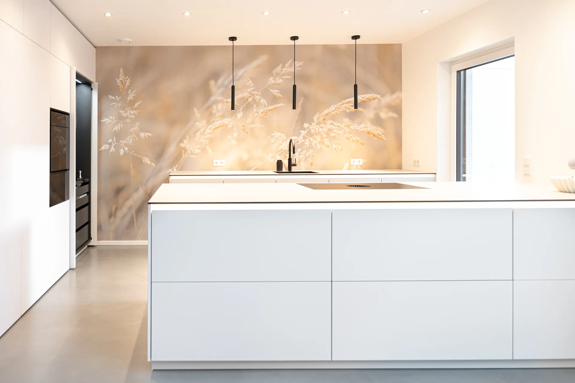 grifflose-designkueche-zweizeilig-keramik-001