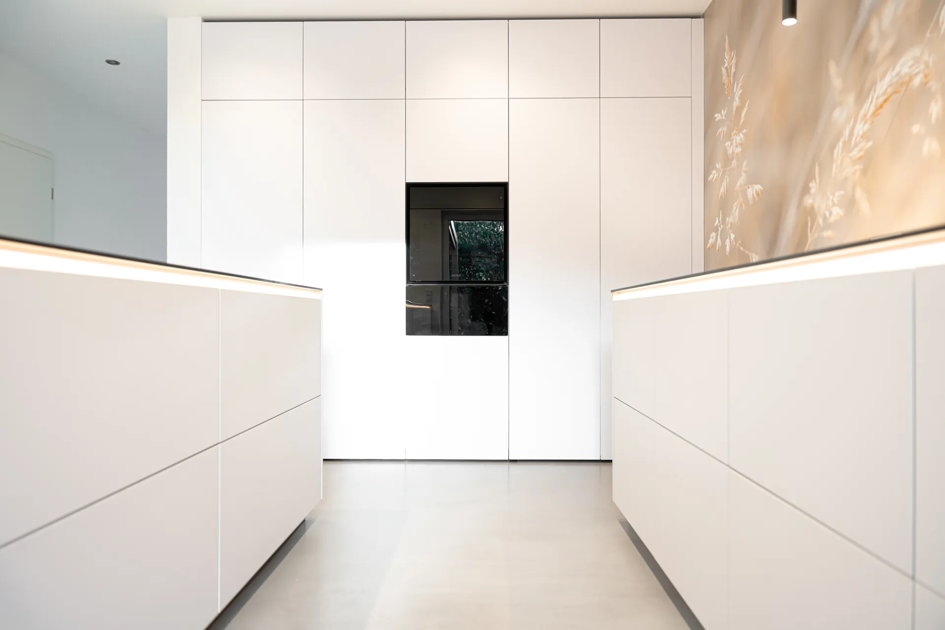 Grifflose Designküche mit Insel – Zweizeilige Küche mit Keramik
