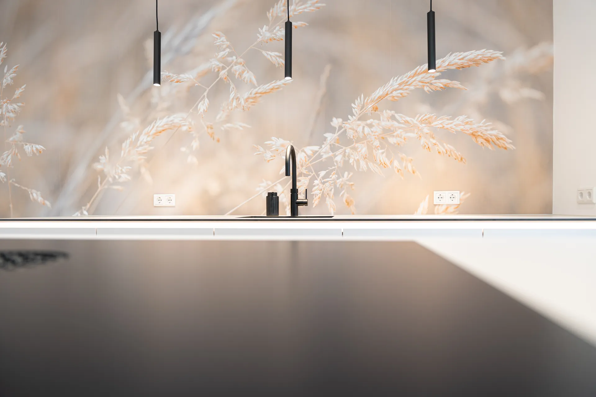Grifflose Designküche mit Insel – Zweizeilige Küche mit Keramik