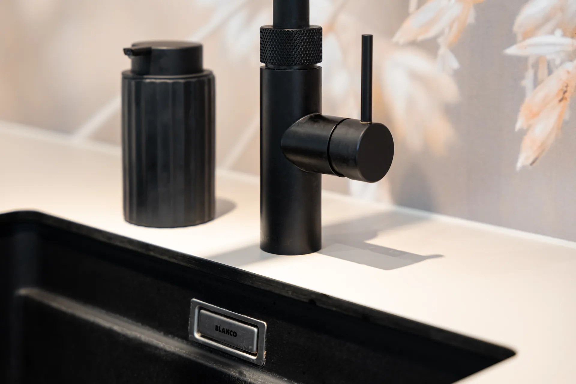 Grifflose Designküche mit Insel – Zweizeilige Küche mit Keramik