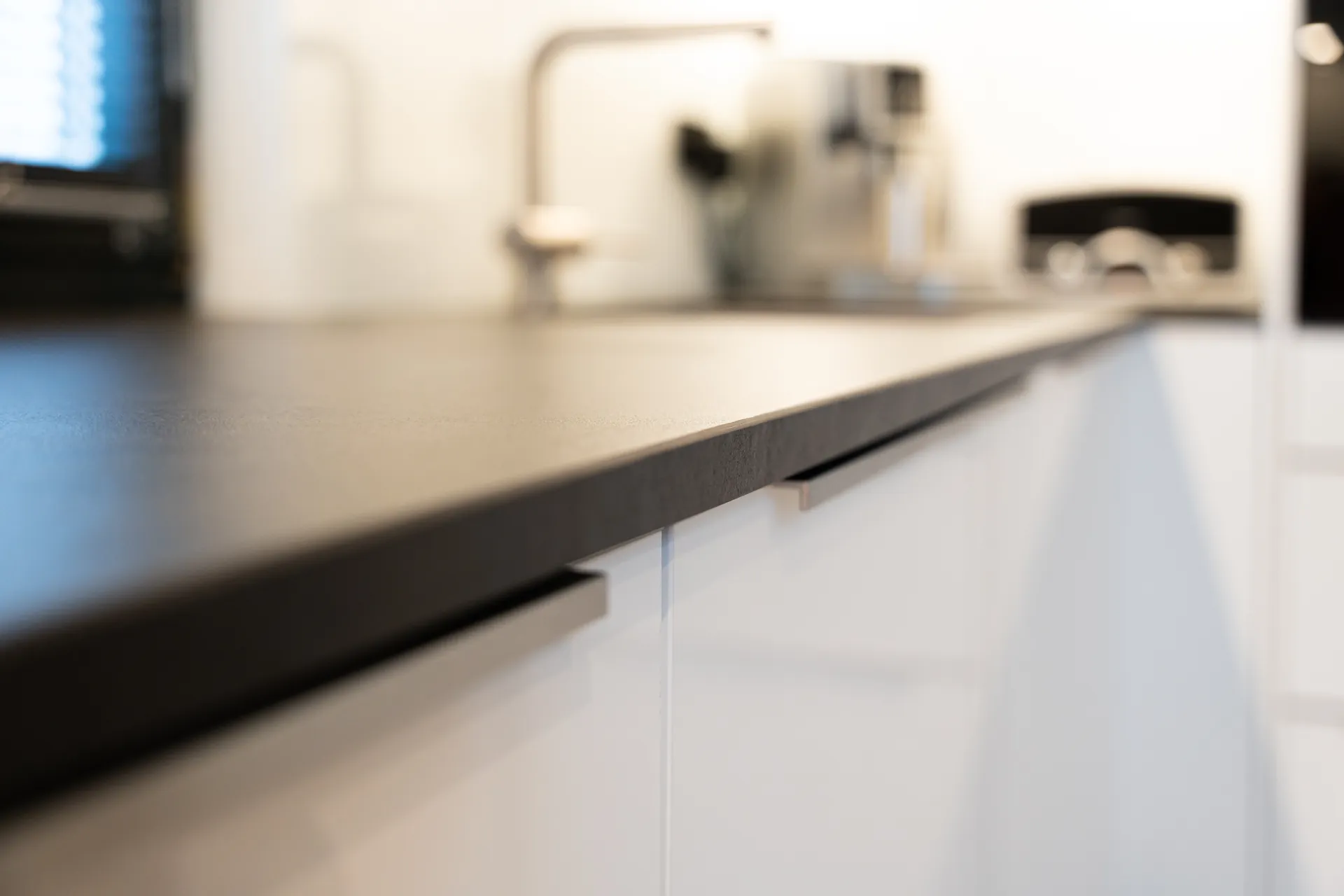 Grifflose U-Küche – Glas und Keramik mit Häcker und Bora