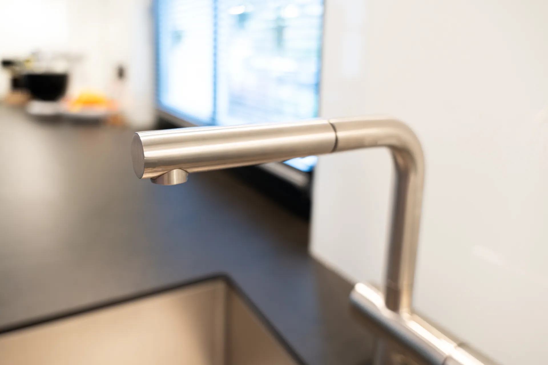 Grifflose U-Küche – Glas und Keramik mit Häcker und Bora