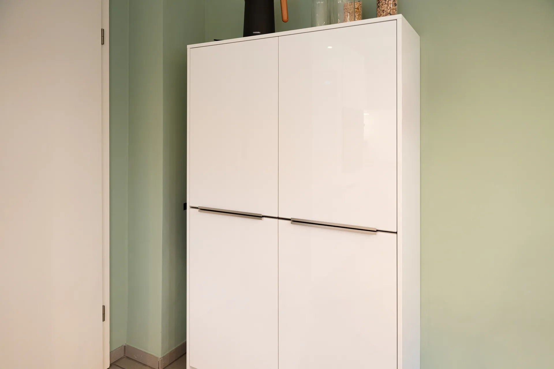 Grifflose U-Küche – Glas und Keramik mit Häcker und Bora