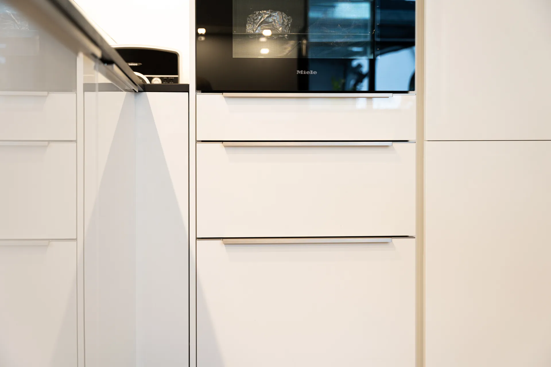 Grifflose U-Küche – Glas und Keramik mit Häcker und Bora
