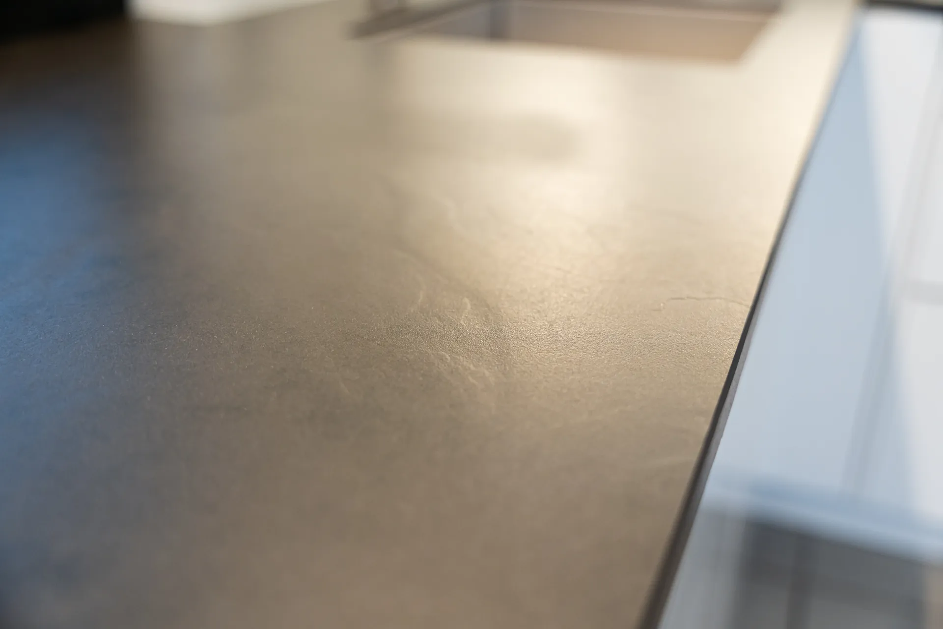 Grifflose U-Küche – Glas und Keramik mit Häcker und Bora