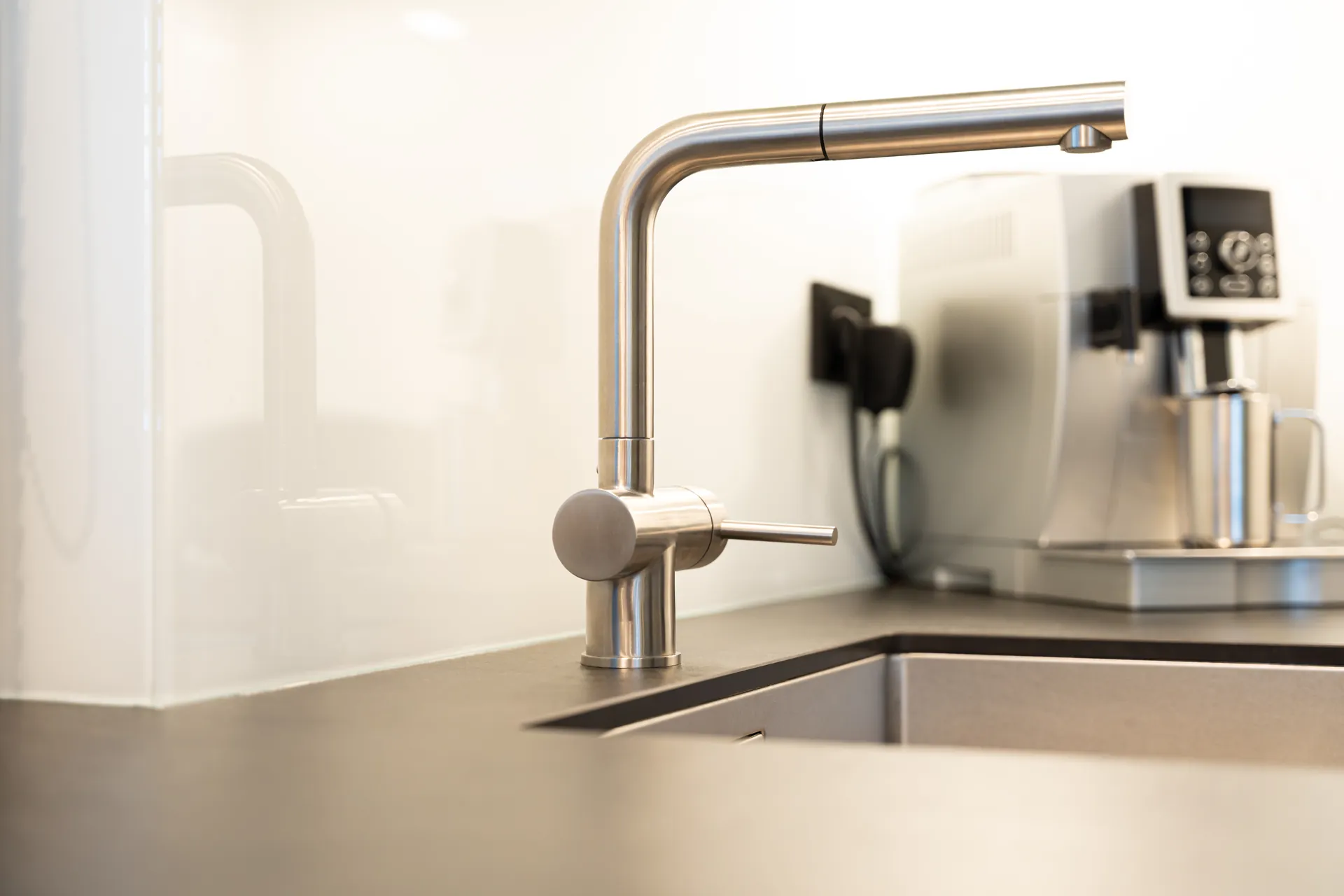 Grifflose U-Küche – Glas und Keramik mit Häcker und Bora