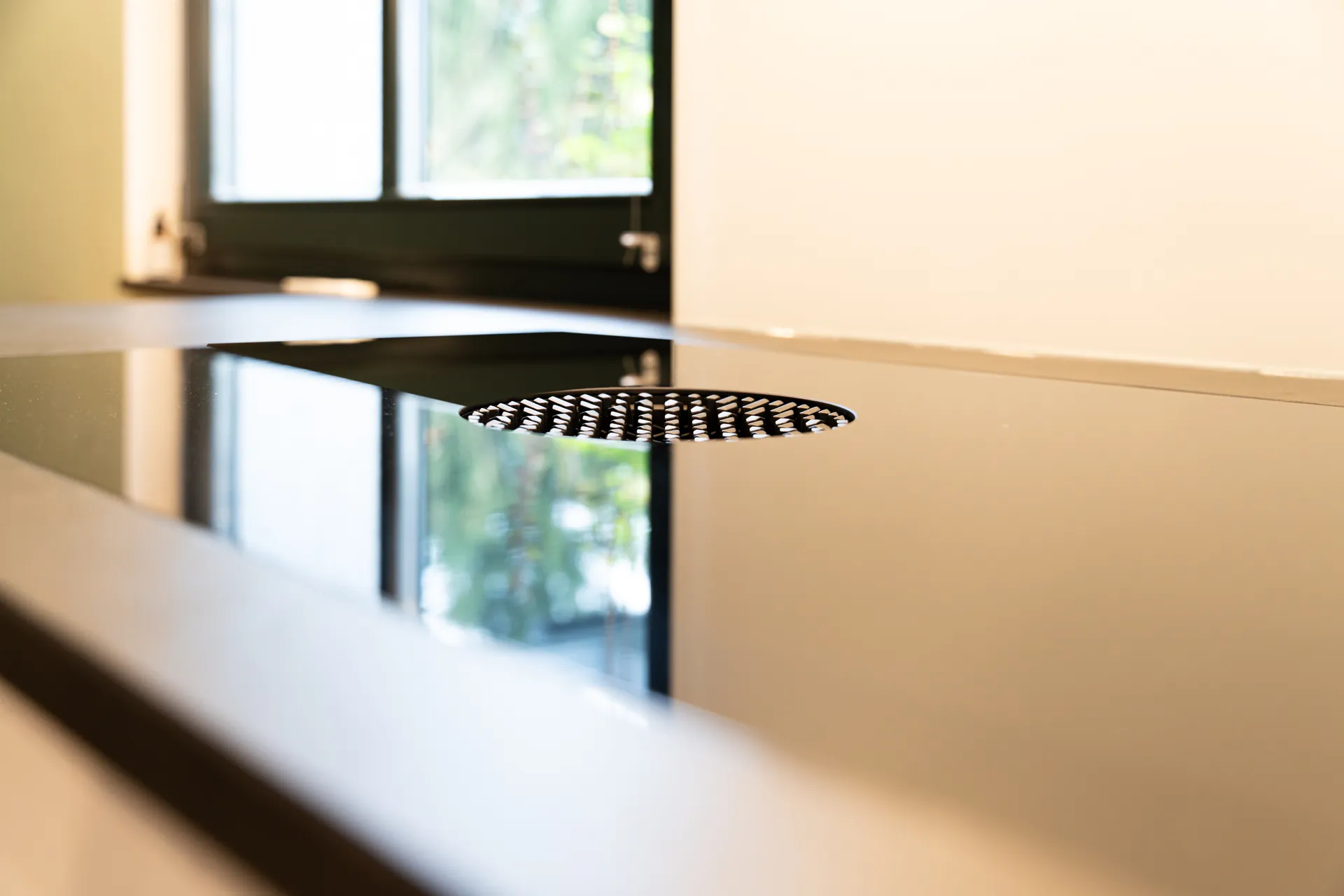 Grifflose U-Küche – Glas und Keramik mit Häcker und Bora