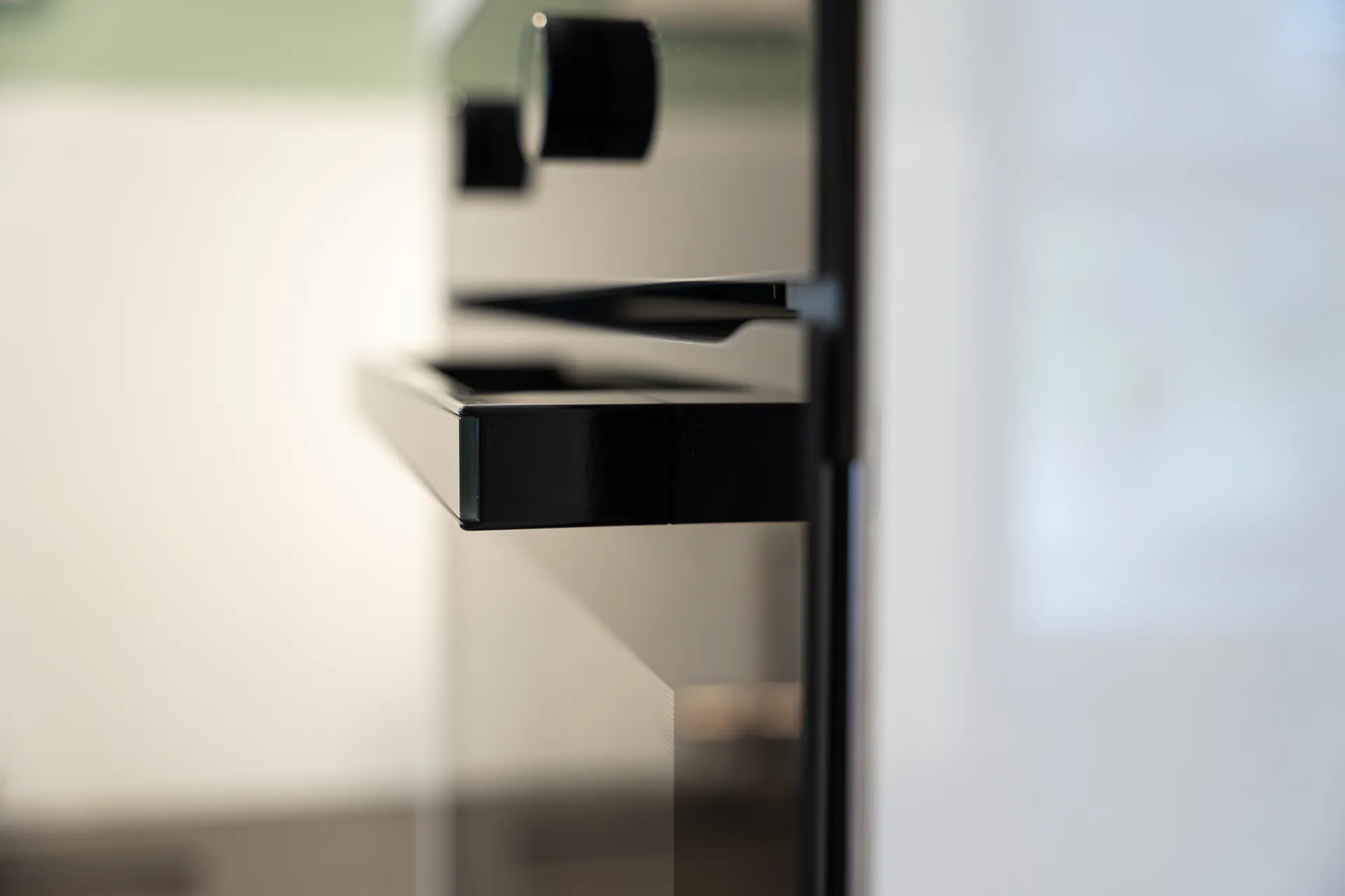 Grifflose U-Küche – Glas und Keramik mit Häcker und Bora