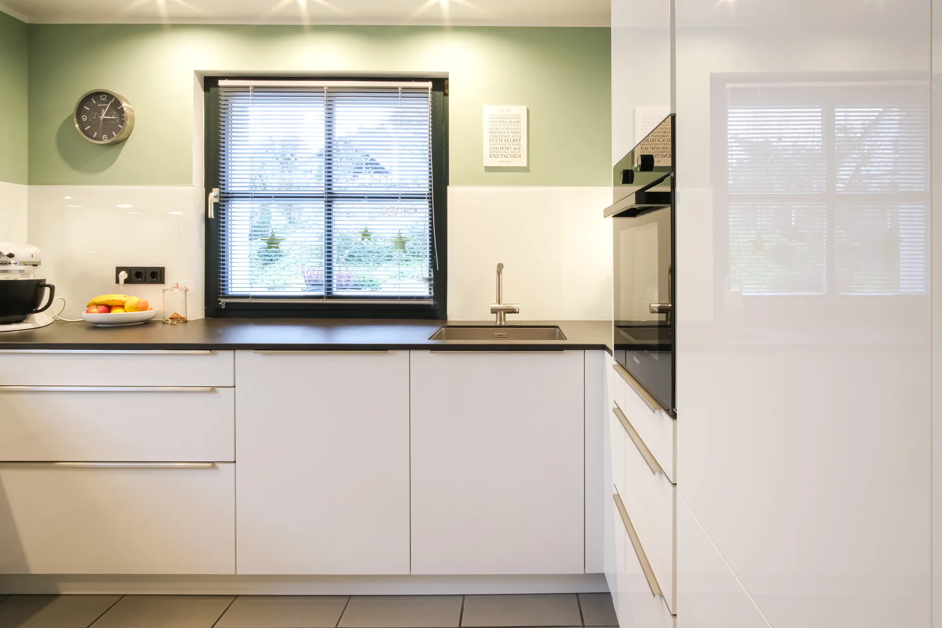 Grifflose U-Küche – Glas und Keramik mit Häcker und Bora