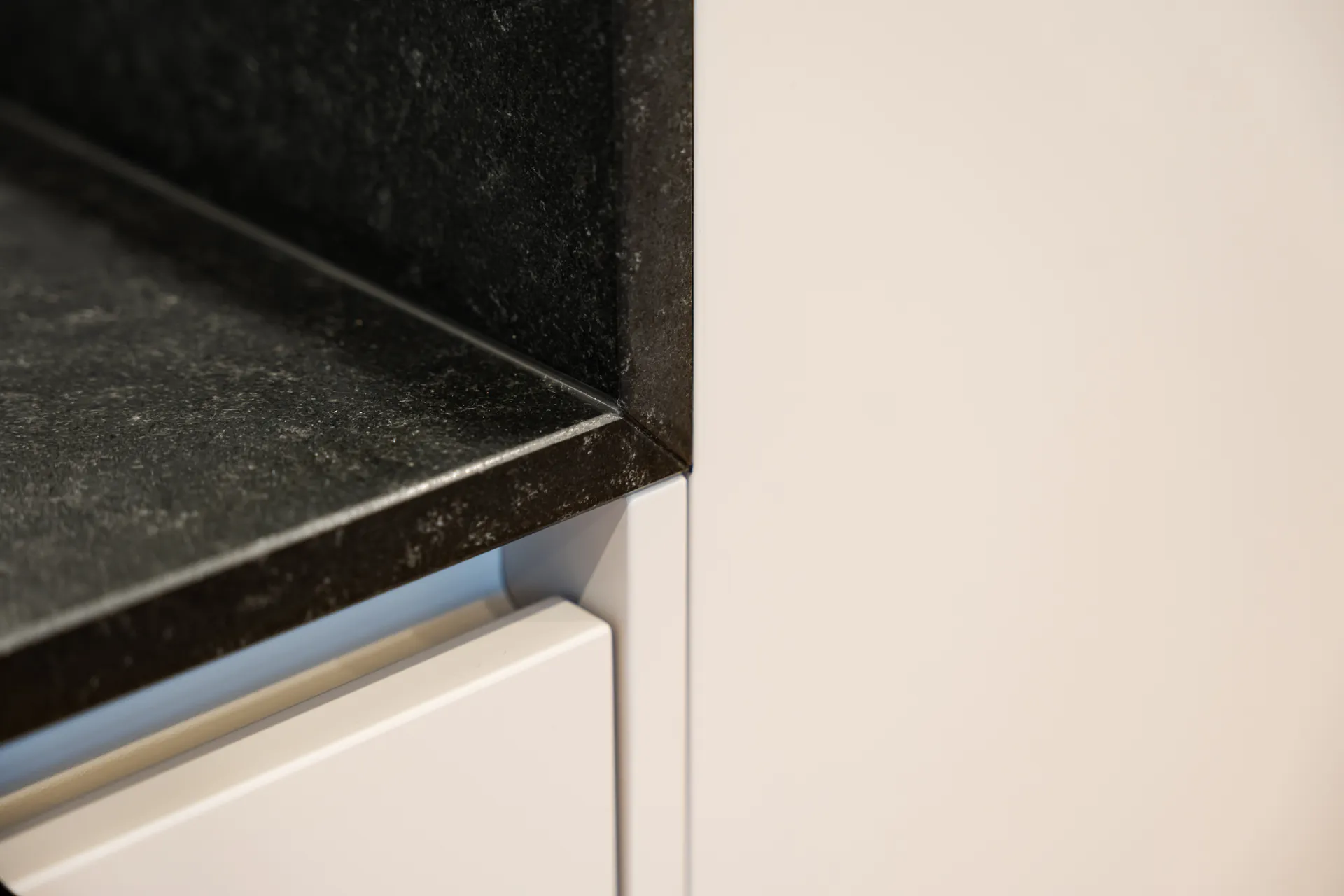 Grifflose Designküche mit Insel – Naturstein mit Häcker und Bora