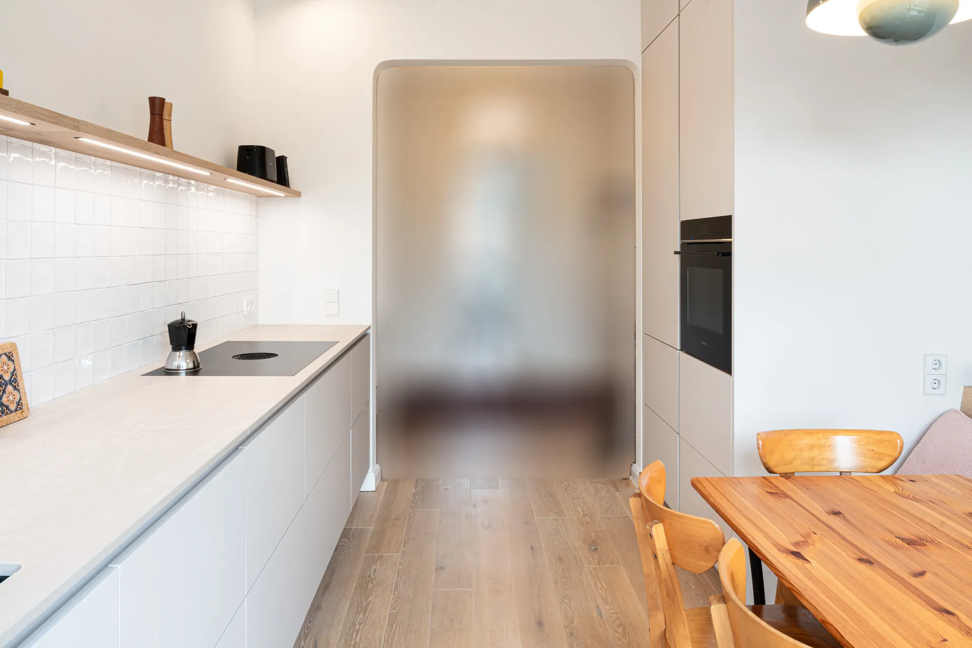 Grifflose Designküche – Zweizeilige Küche mit Keramik und Holz