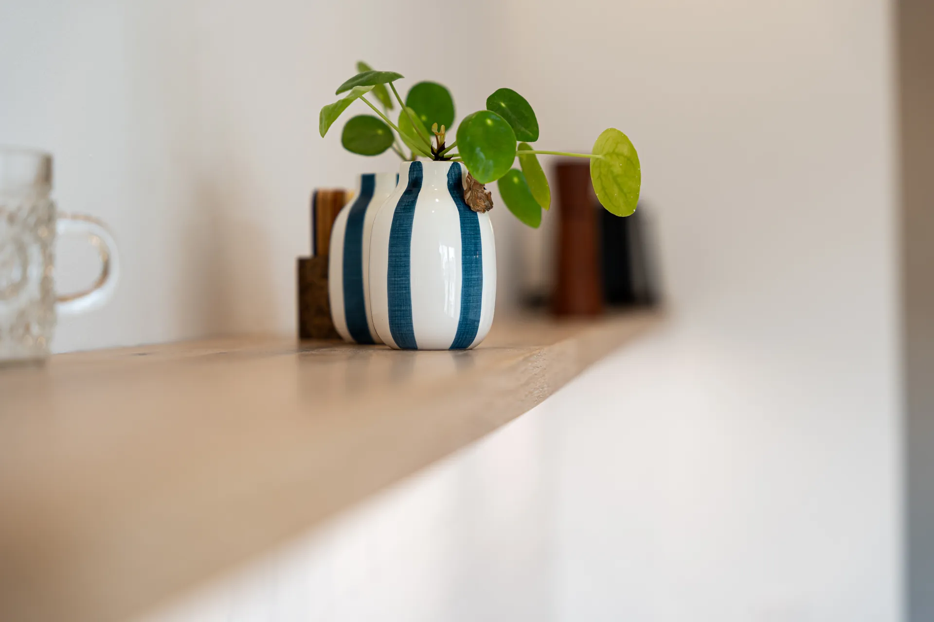Grifflose Designküche – Zweizeilige Küche mit Keramik und Holz