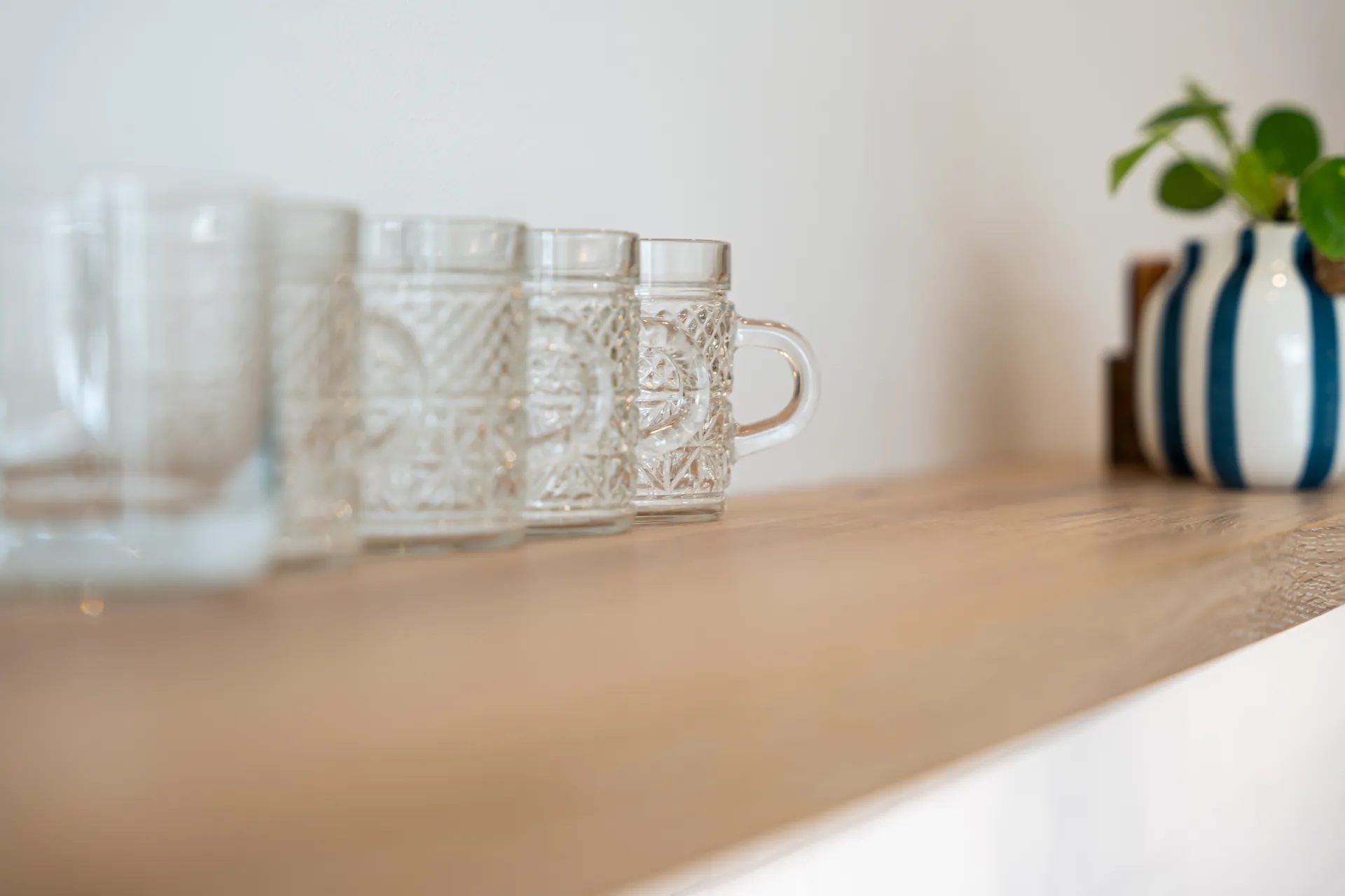 Grifflose Designküche – Zweizeilige Küche mit Keramik und Holz