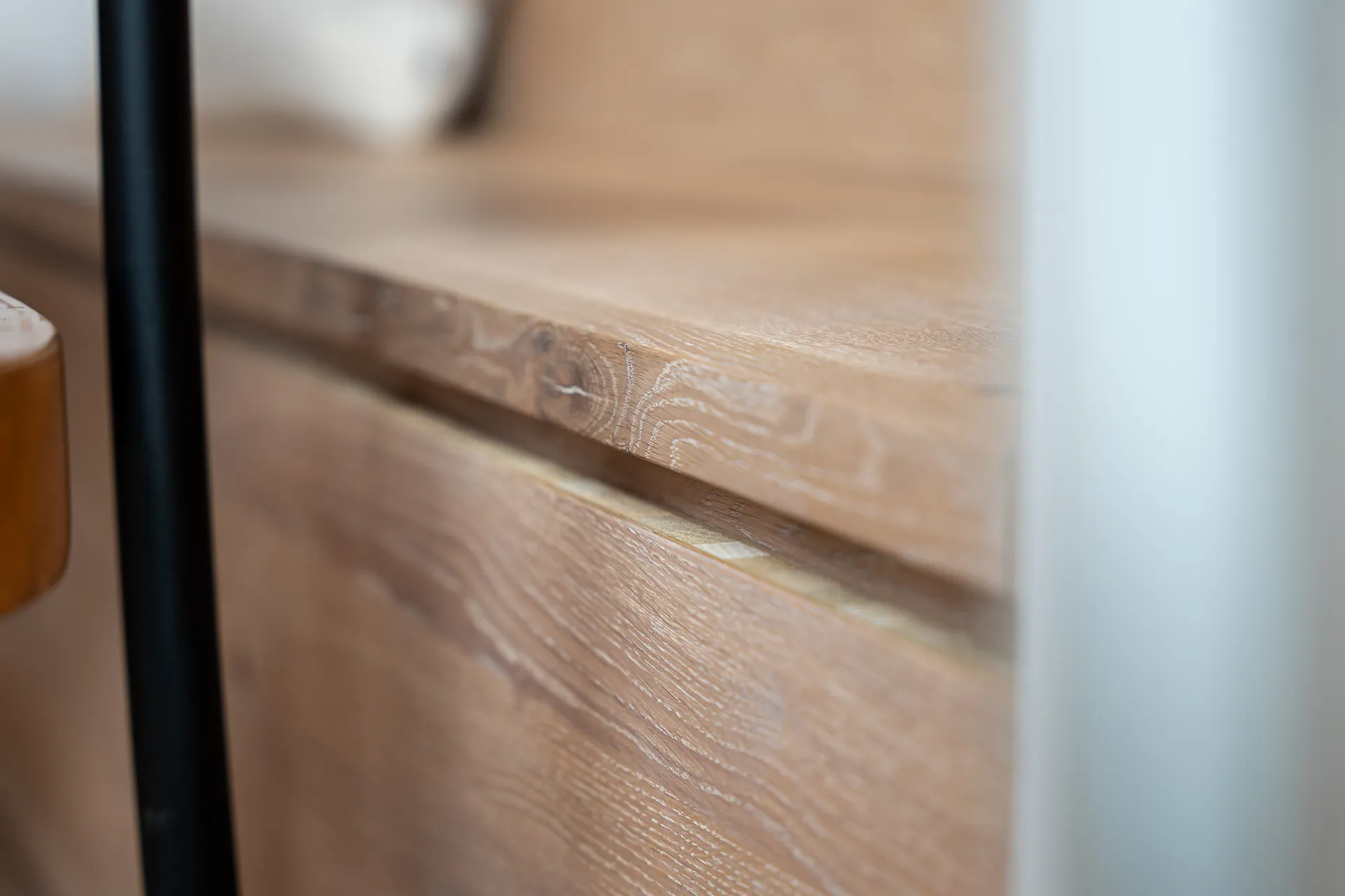 Grifflose Designküche – Zweizeilige Küche mit Keramik und Holz