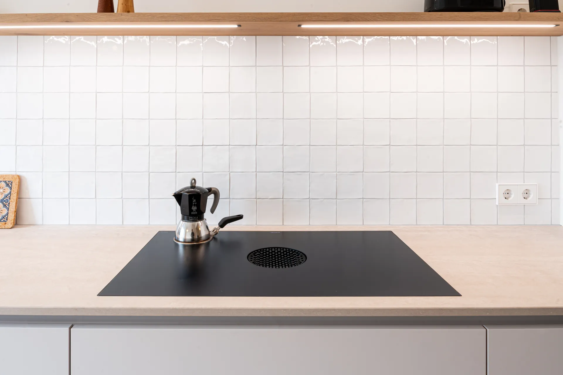 Grifflose Designküche – Zweizeilige Küche mit Keramik und Holz