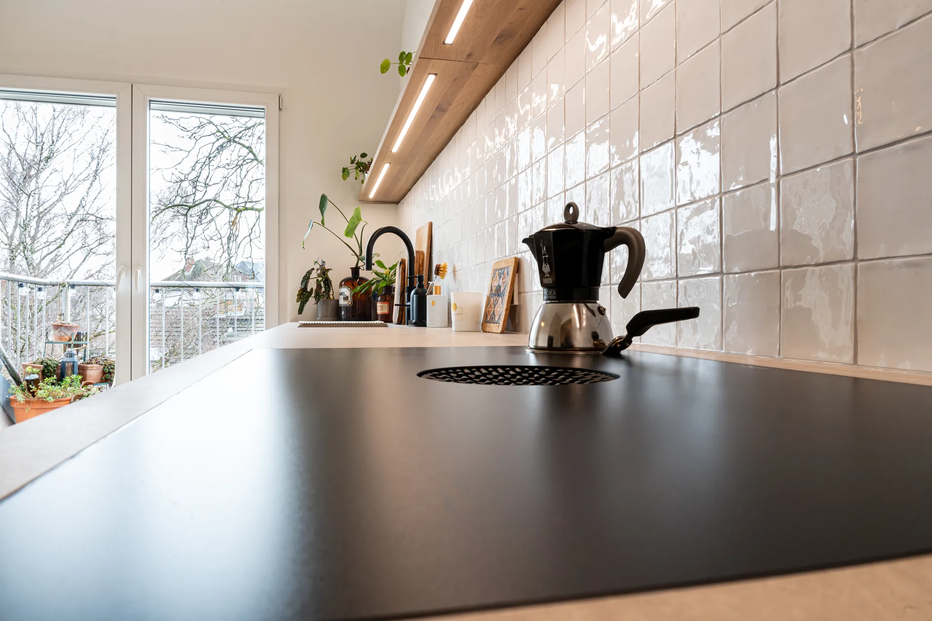 Grifflose Designküche – Zweizeilige Küche mit Keramik und Holz