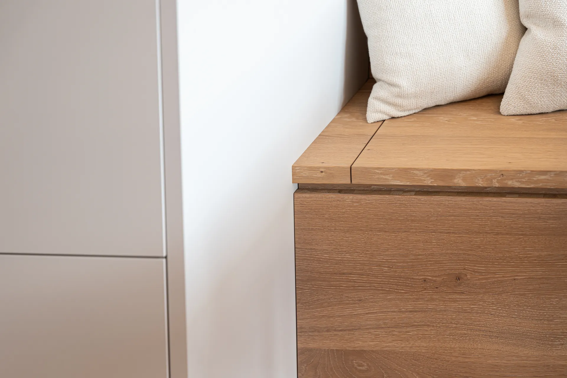 Grifflose Designküche – Zweizeilige Küche mit Keramik und Holz
