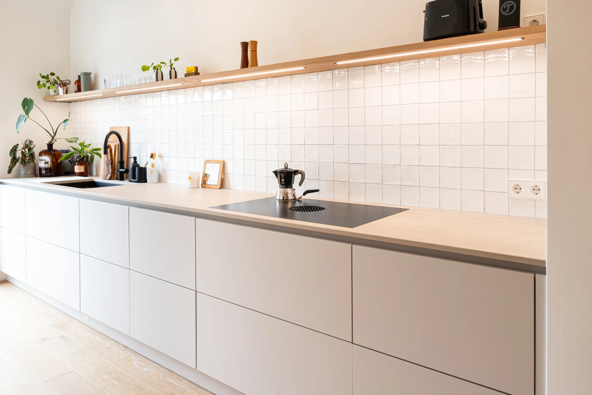 Grifflose Designküche – Zweizeilige Küche mit Keramik und Holz