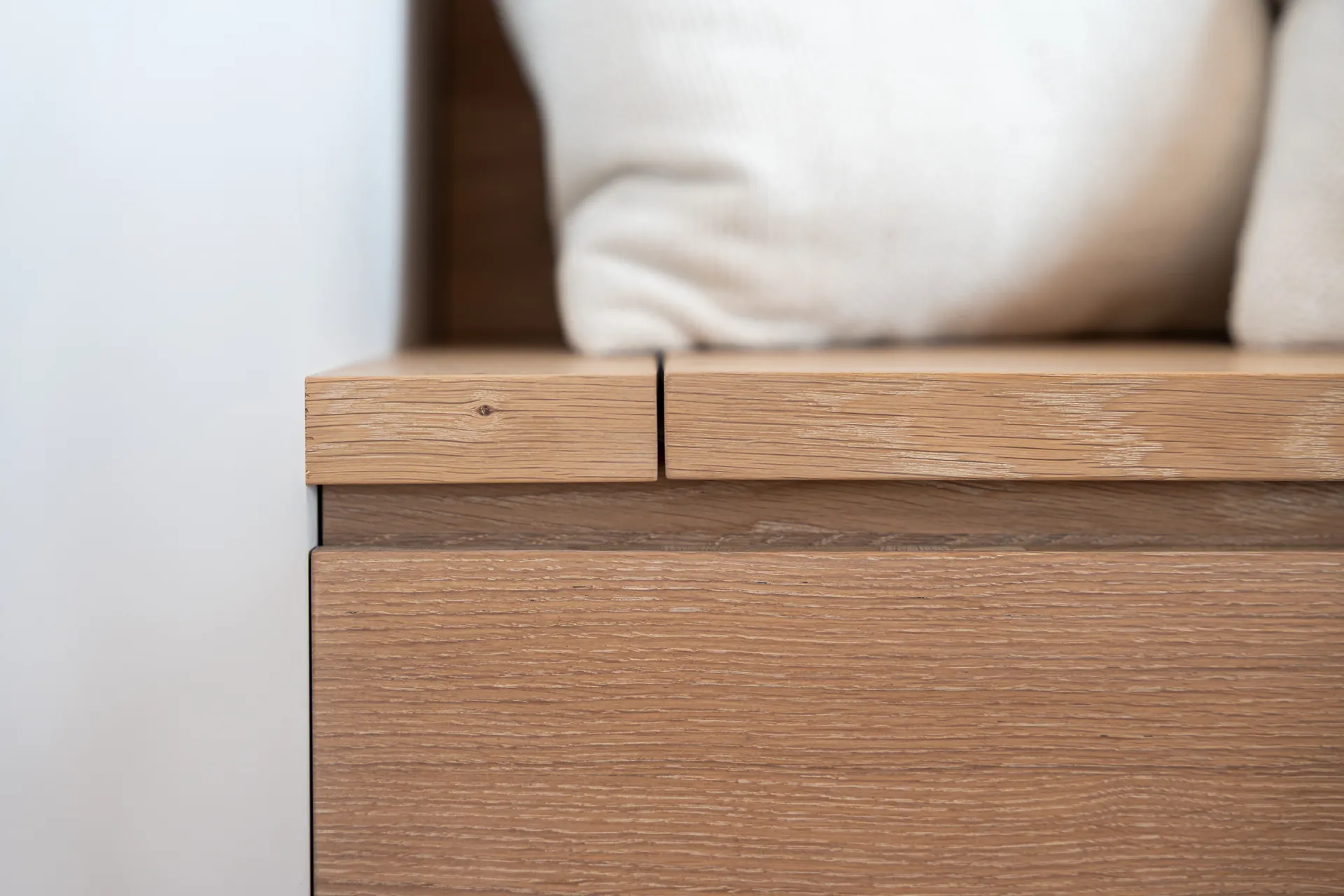 Grifflose Designküche – Zweizeilige Küche mit Keramik und Holz