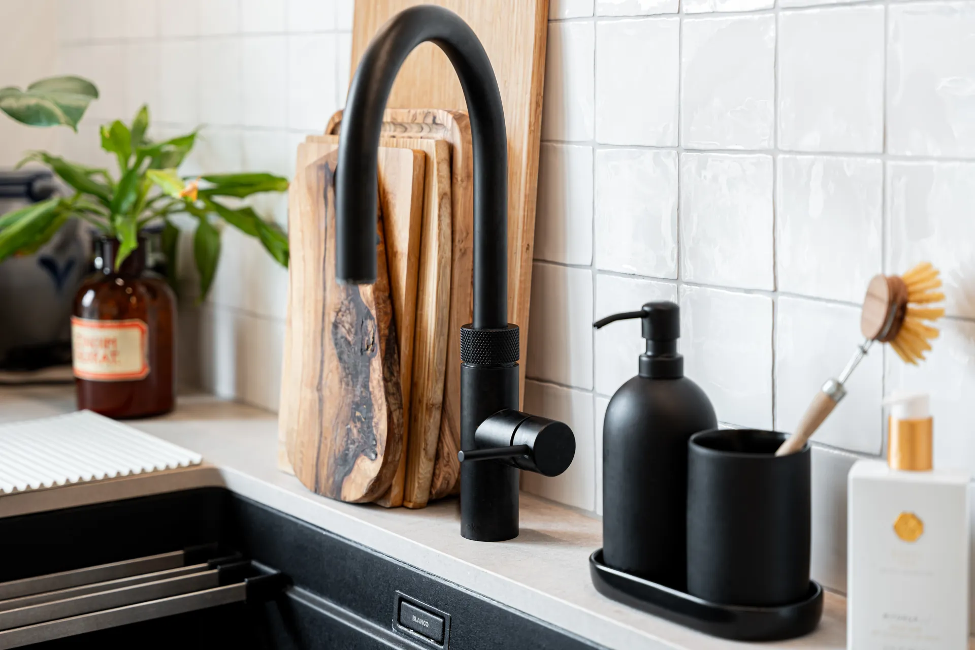 Grifflose Designküche – Zweizeilige Küche mit Keramik und Holz