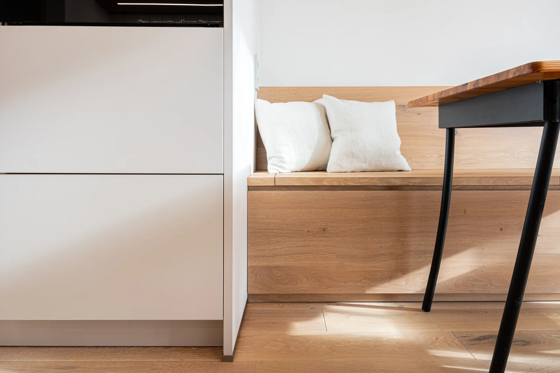 Grifflose Designküche – Zweizeilige Küche mit Keramik und Holz