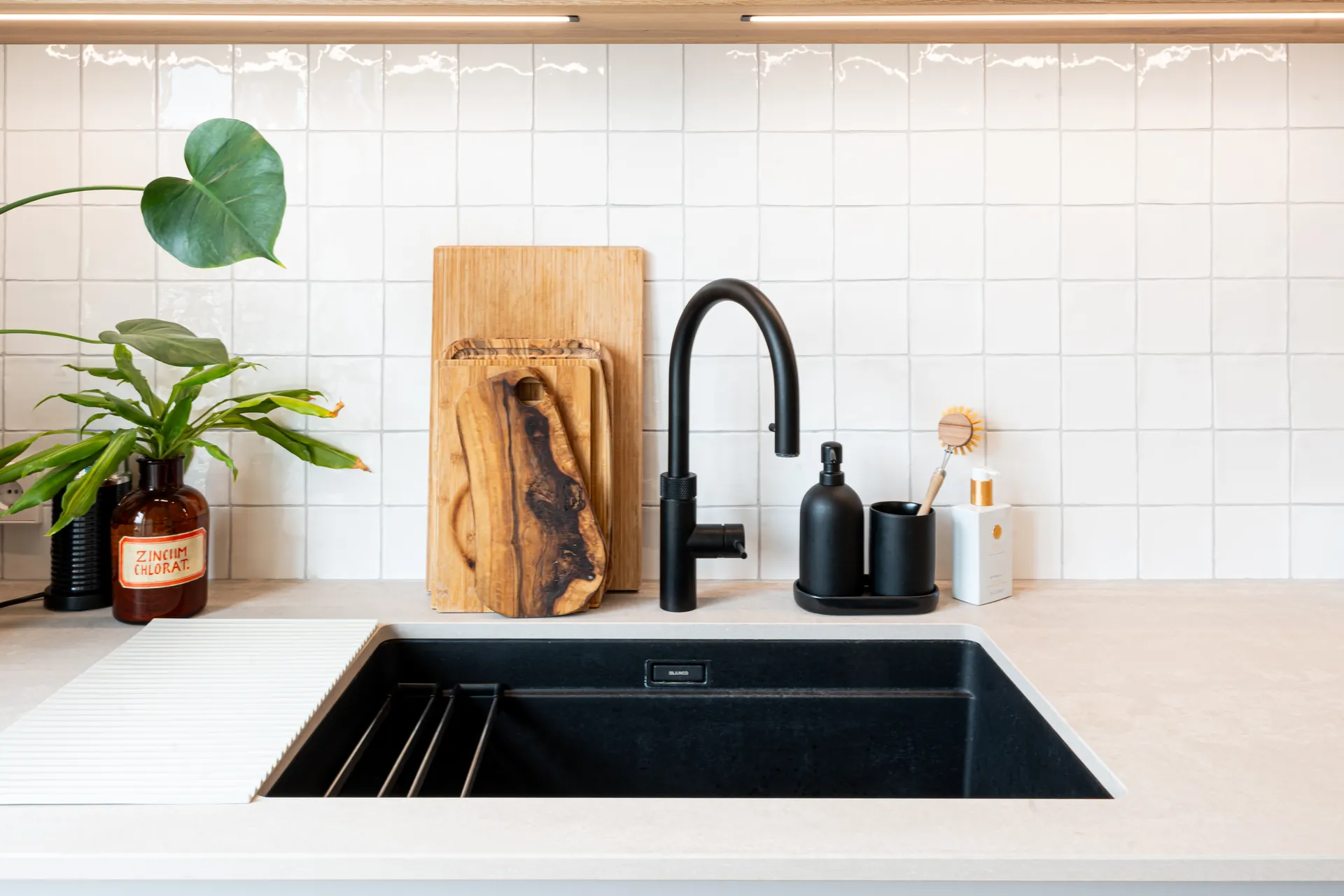 Grifflose Designküche – Zweizeilige Küche mit Keramik und Holz