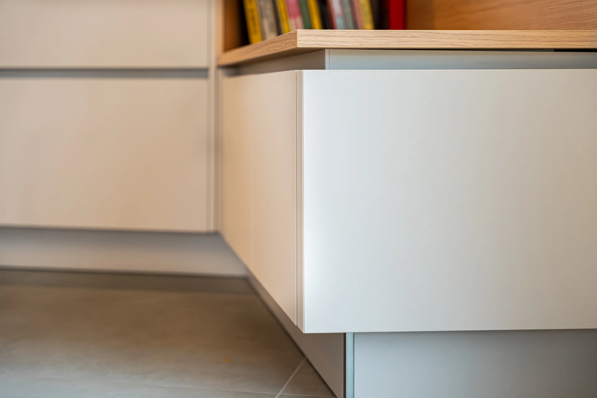Grifflose Designküche mit Insel – L-Form mit Holz und Keramik