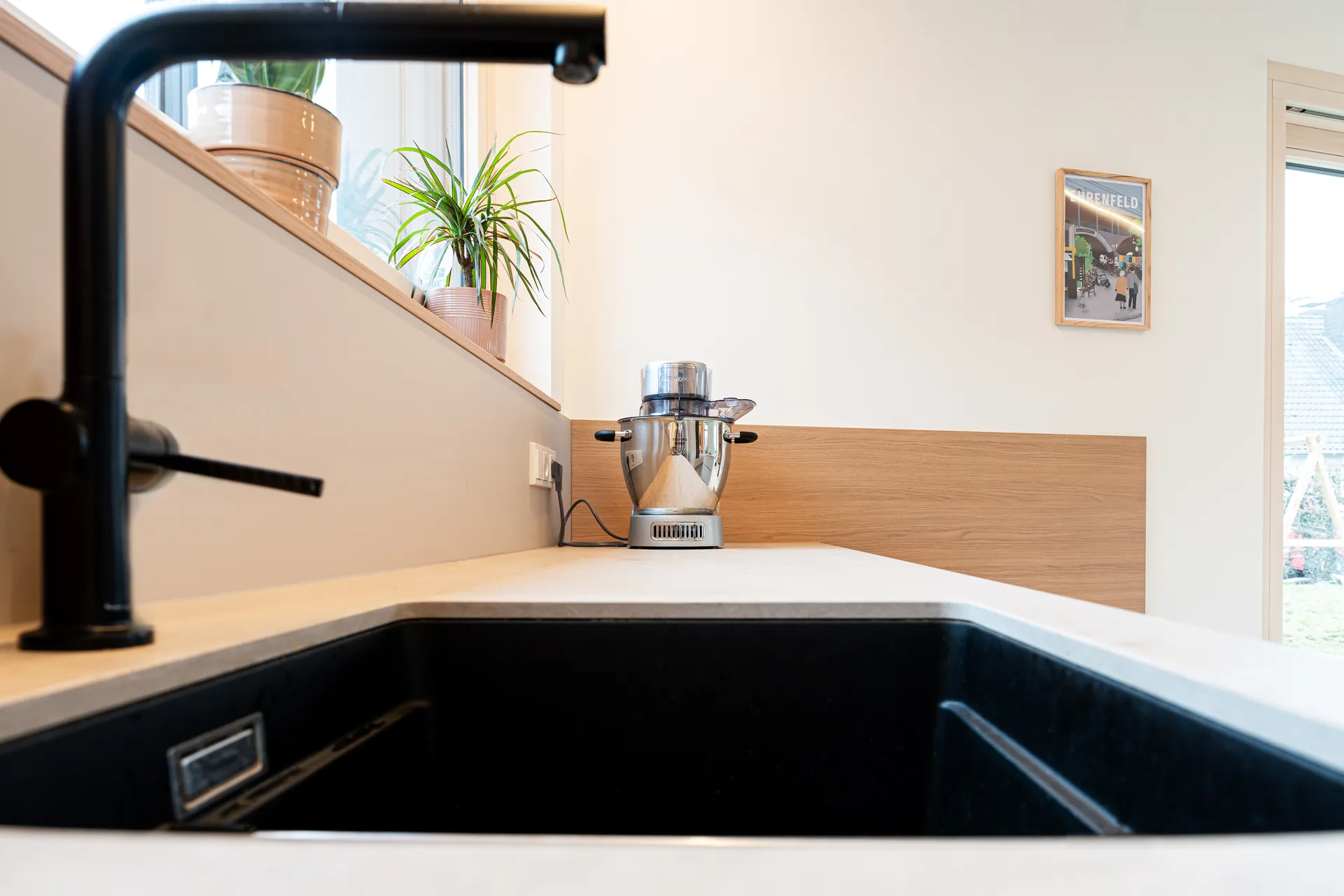 Grifflose Designküche mit Insel – L-Form mit Holz und Keramik