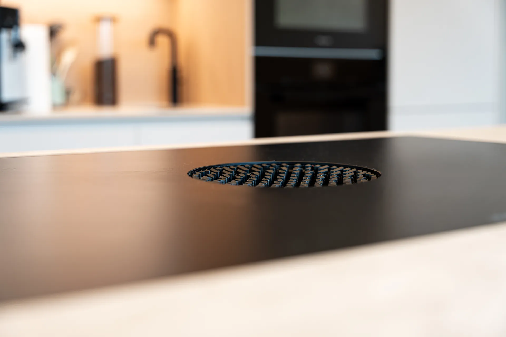 Grifflose Designküche mit Insel – L-Form mit Holz und Keramik