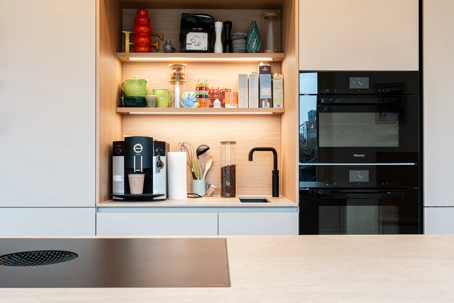 Grifflose Designküche mit Insel – L-Form mit Holz und Keramik