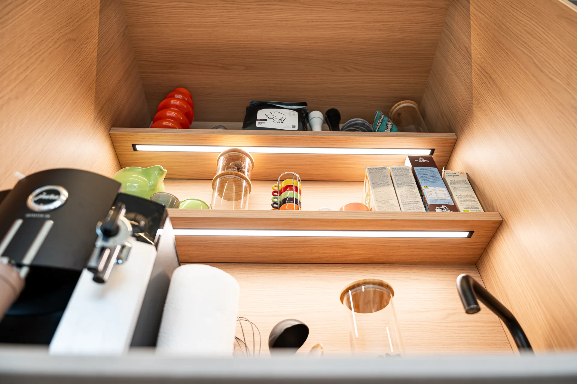 Grifflose Designküche mit Insel – L-Form mit Holz und Keramik