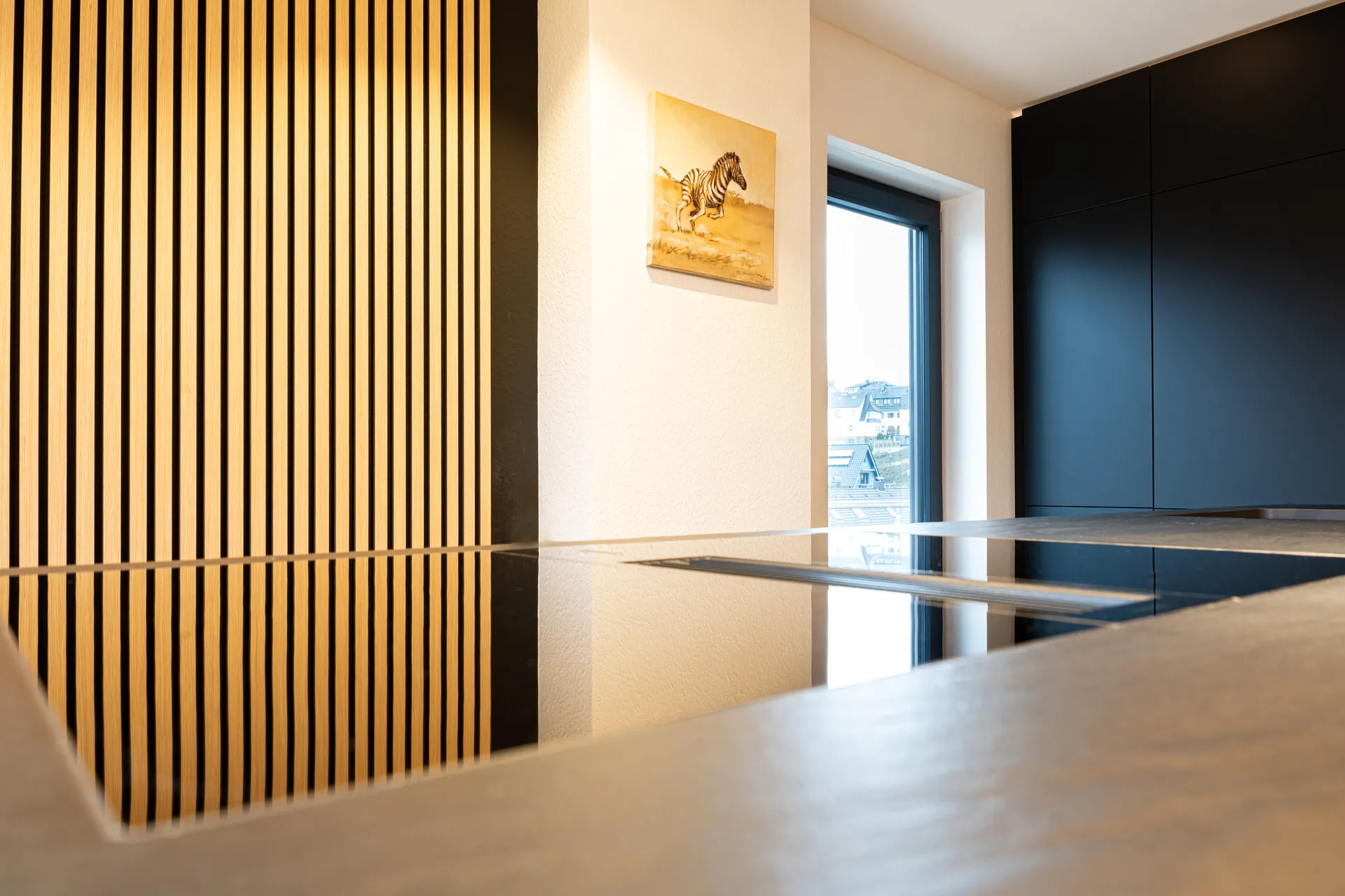 Grifflose Designküche mit Insel – Einzeilige Küche mit Keramik