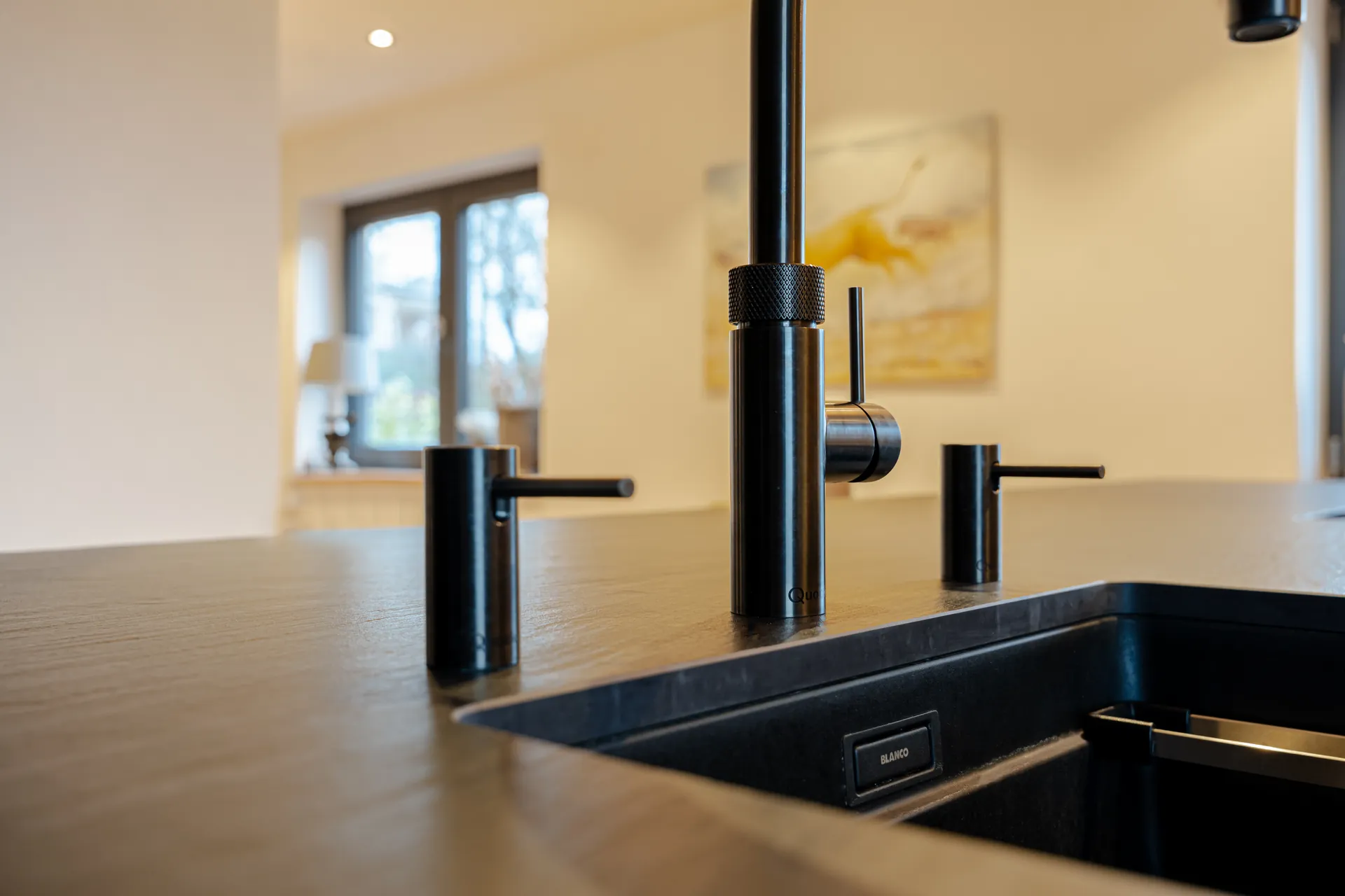 Grifflose Designküche mit Insel – Einzeilige Küche mit Keramik