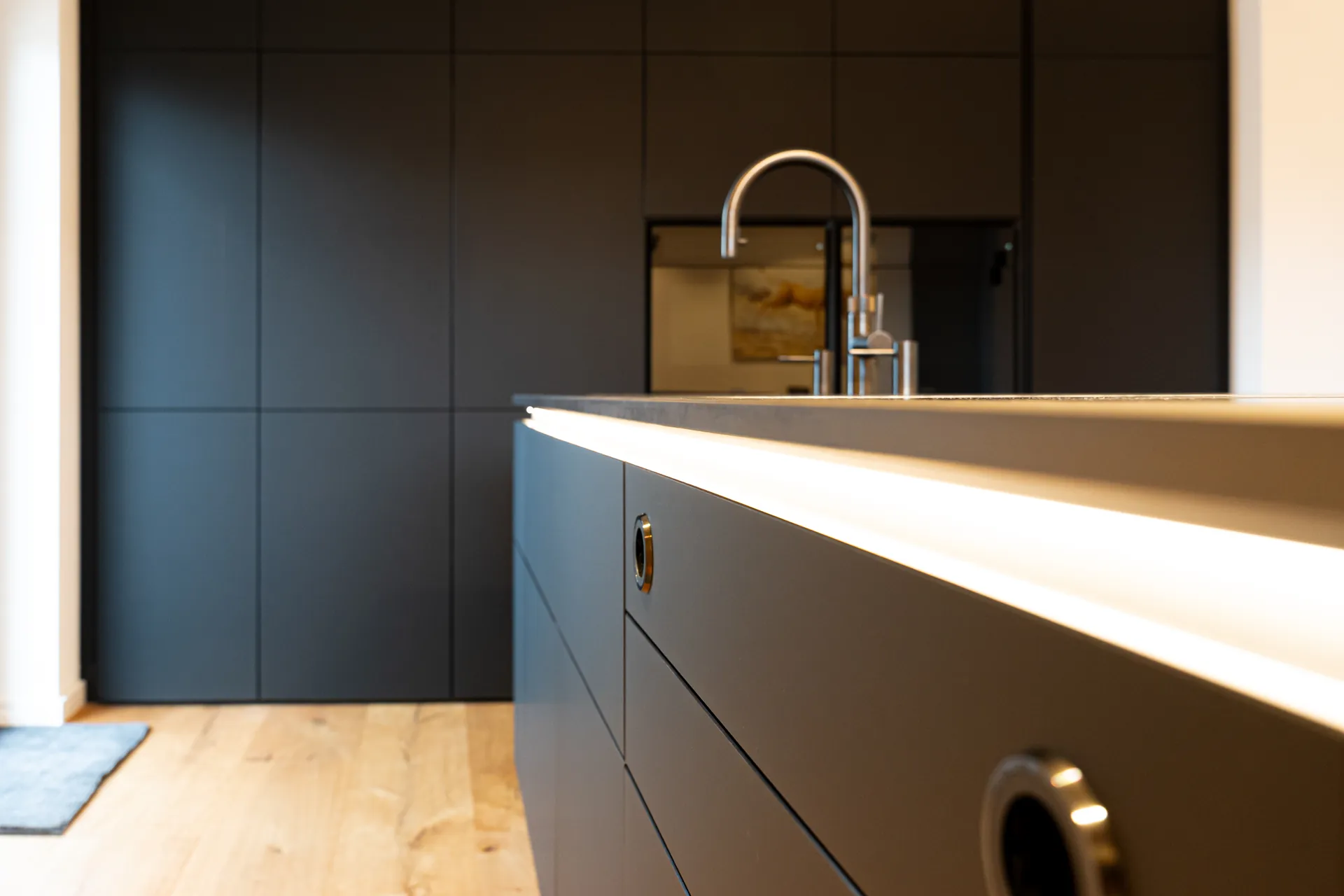 Grifflose Designküche mit Insel – Einzeilige Küche mit Keramik