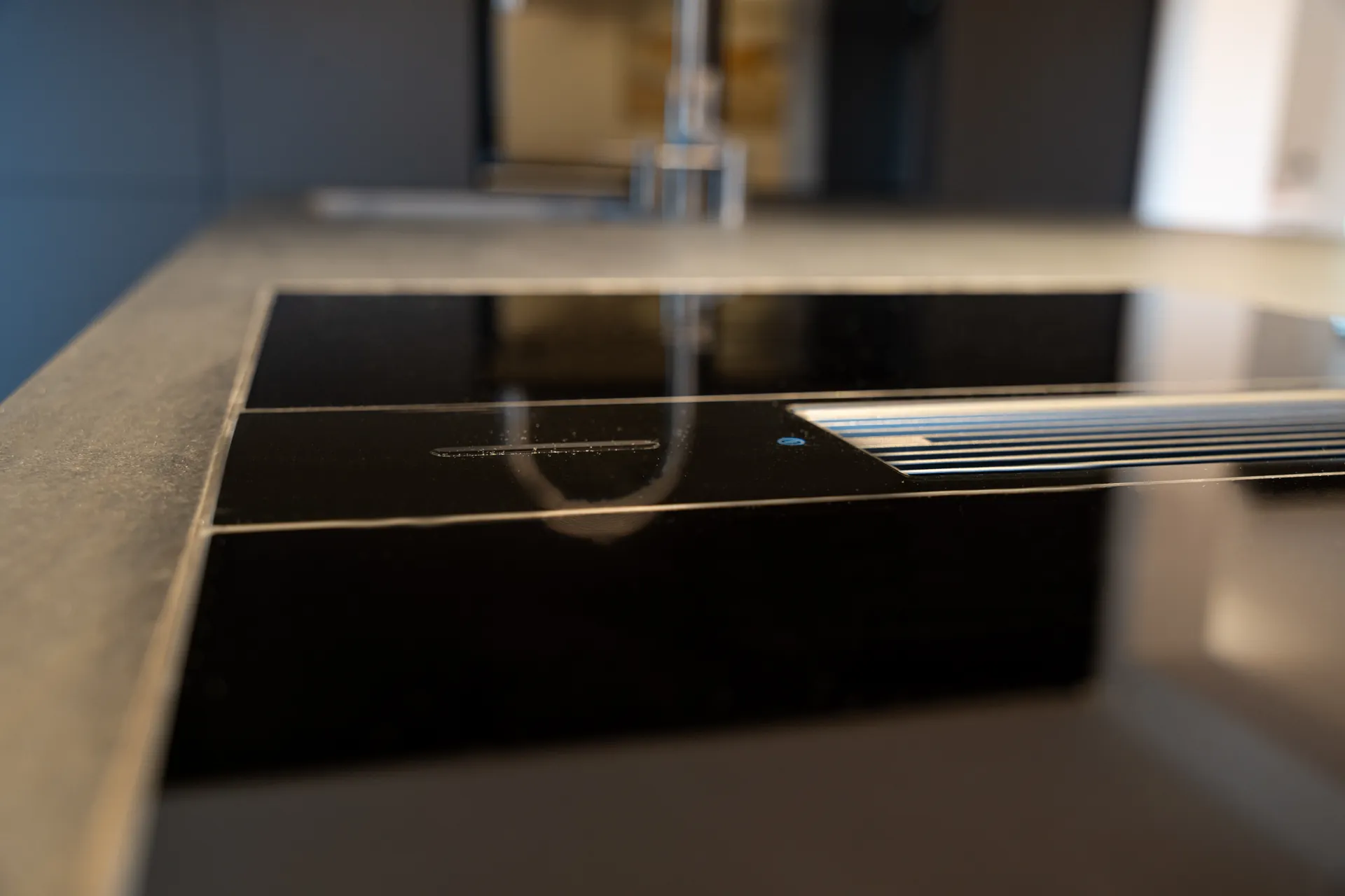 Grifflose Designküche mit Insel – Einzeilige Küche mit Keramik