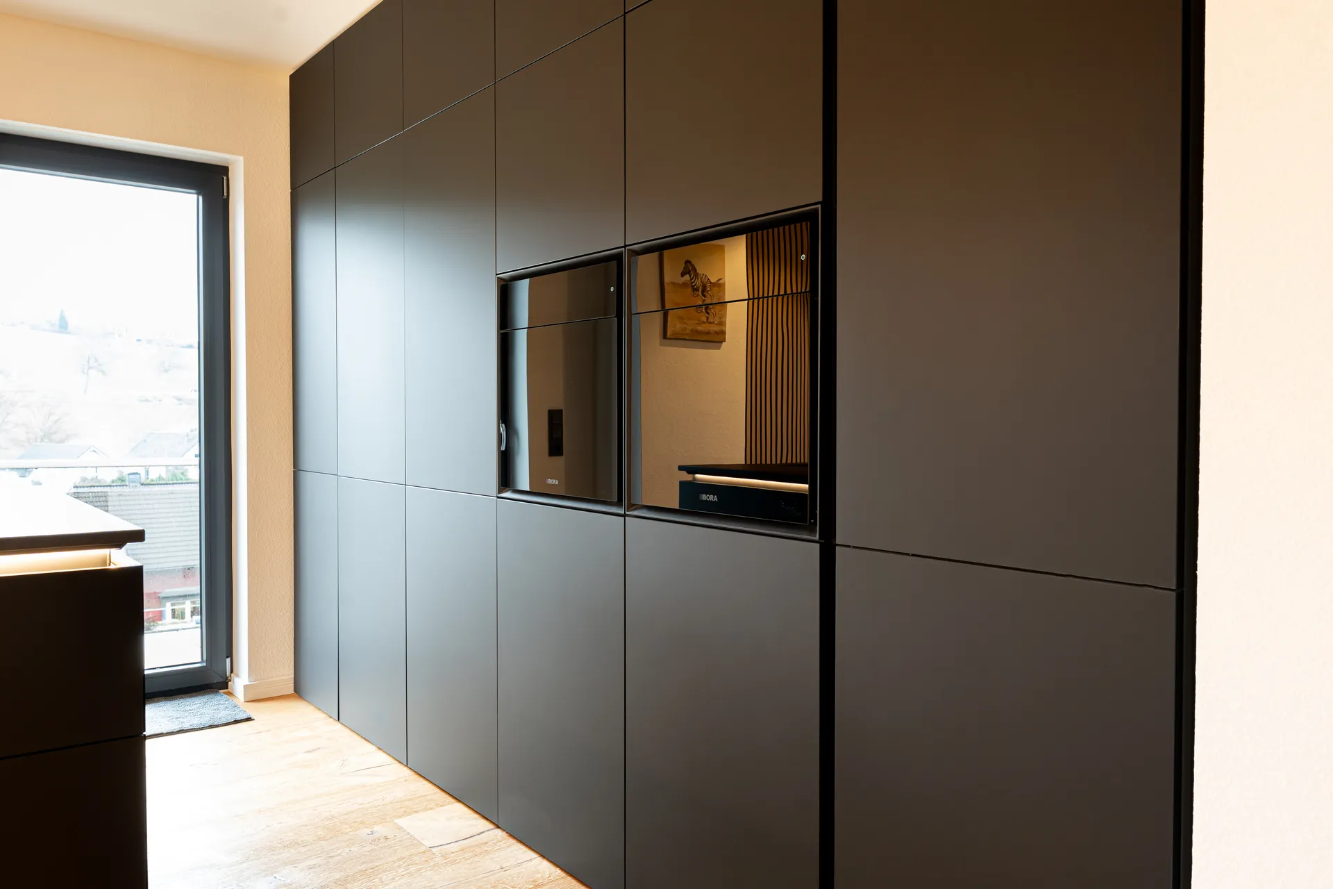 Grifflose Designküche mit Insel – Einzeilige Küche mit Keramik