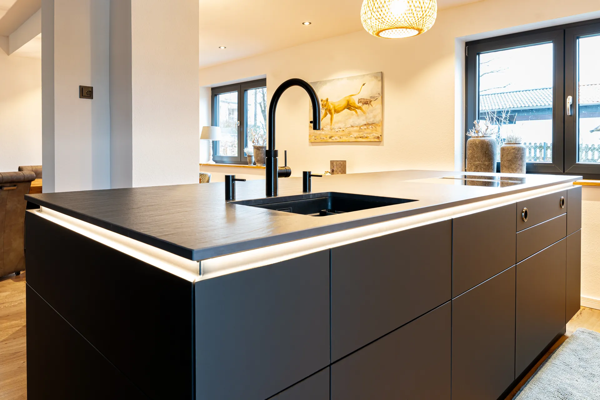 Grifflose Designküche mit Insel – Einzeilige Küche mit Keramik