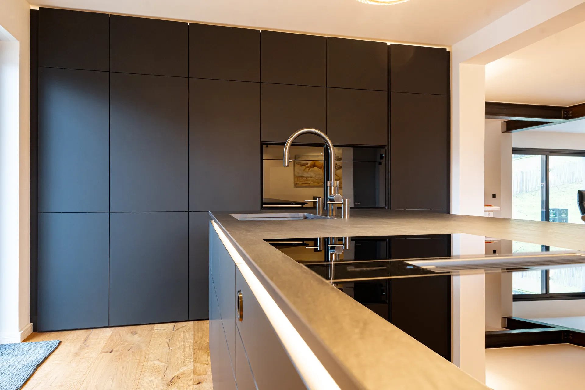 Grifflose Designküche mit Insel – Einzeilige Küche mit Keramik