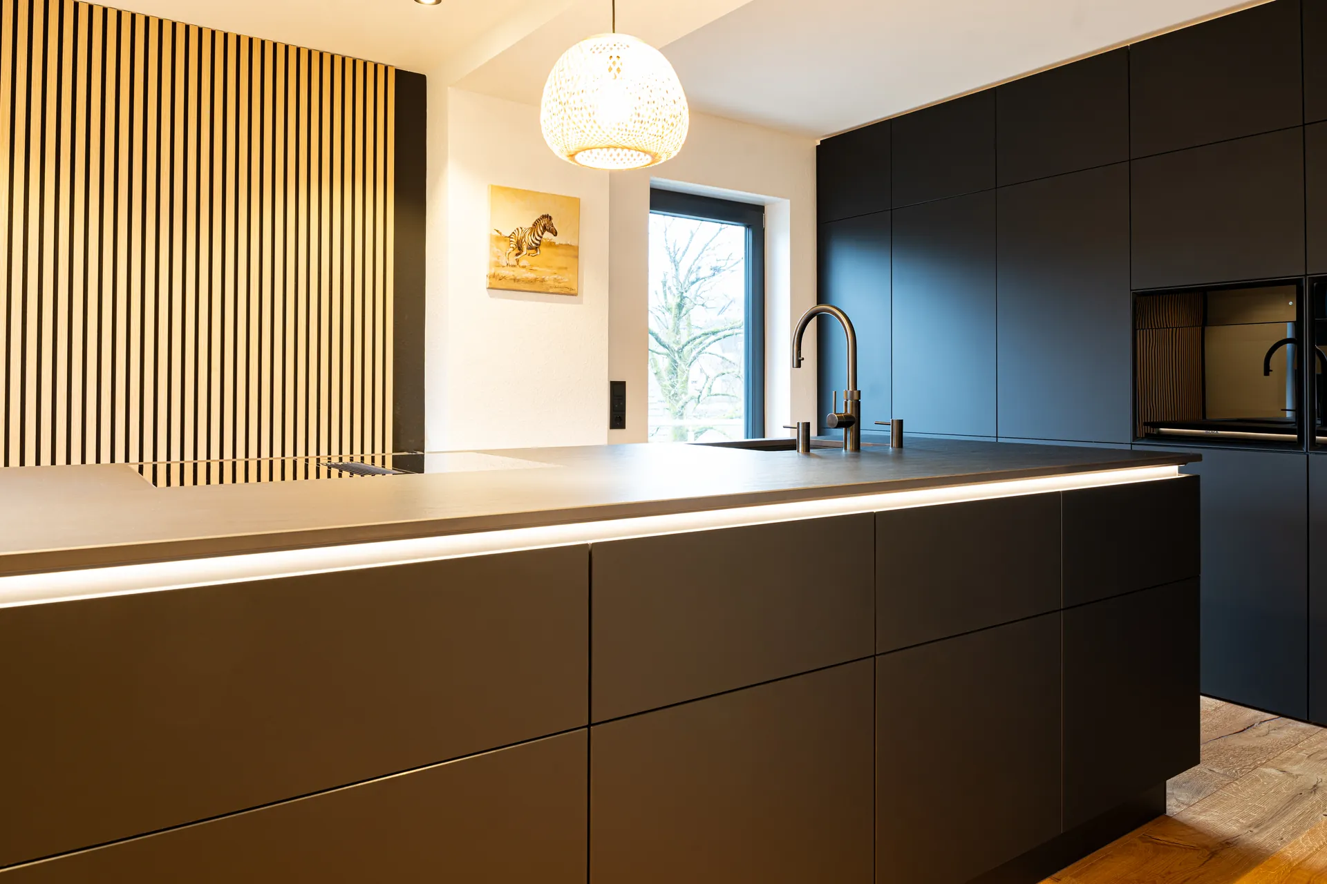 Grifflose Designküche mit Insel – Einzeilige Küche mit Keramik