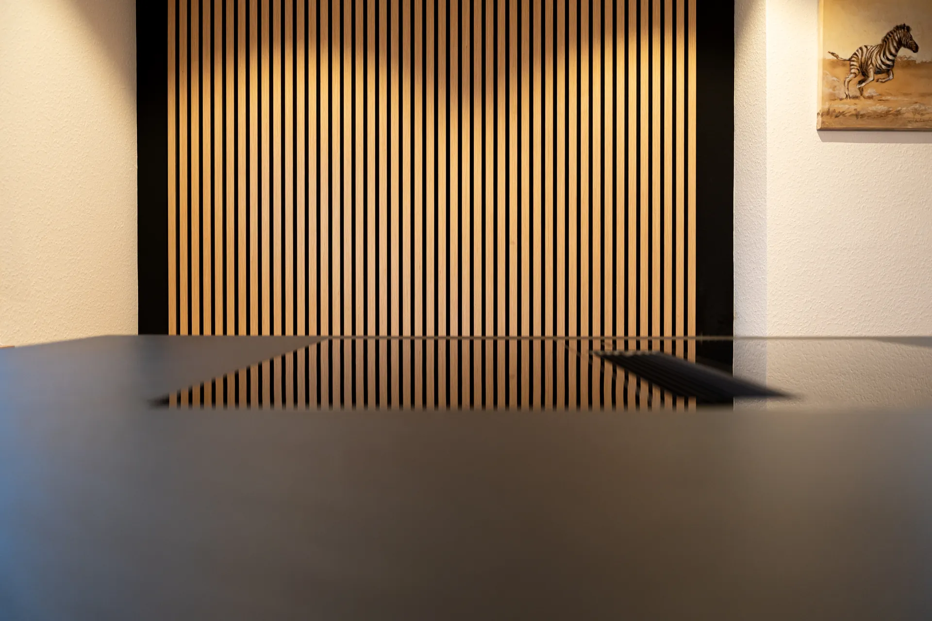 Grifflose Designküche mit Insel – Einzeilige Küche mit Keramik