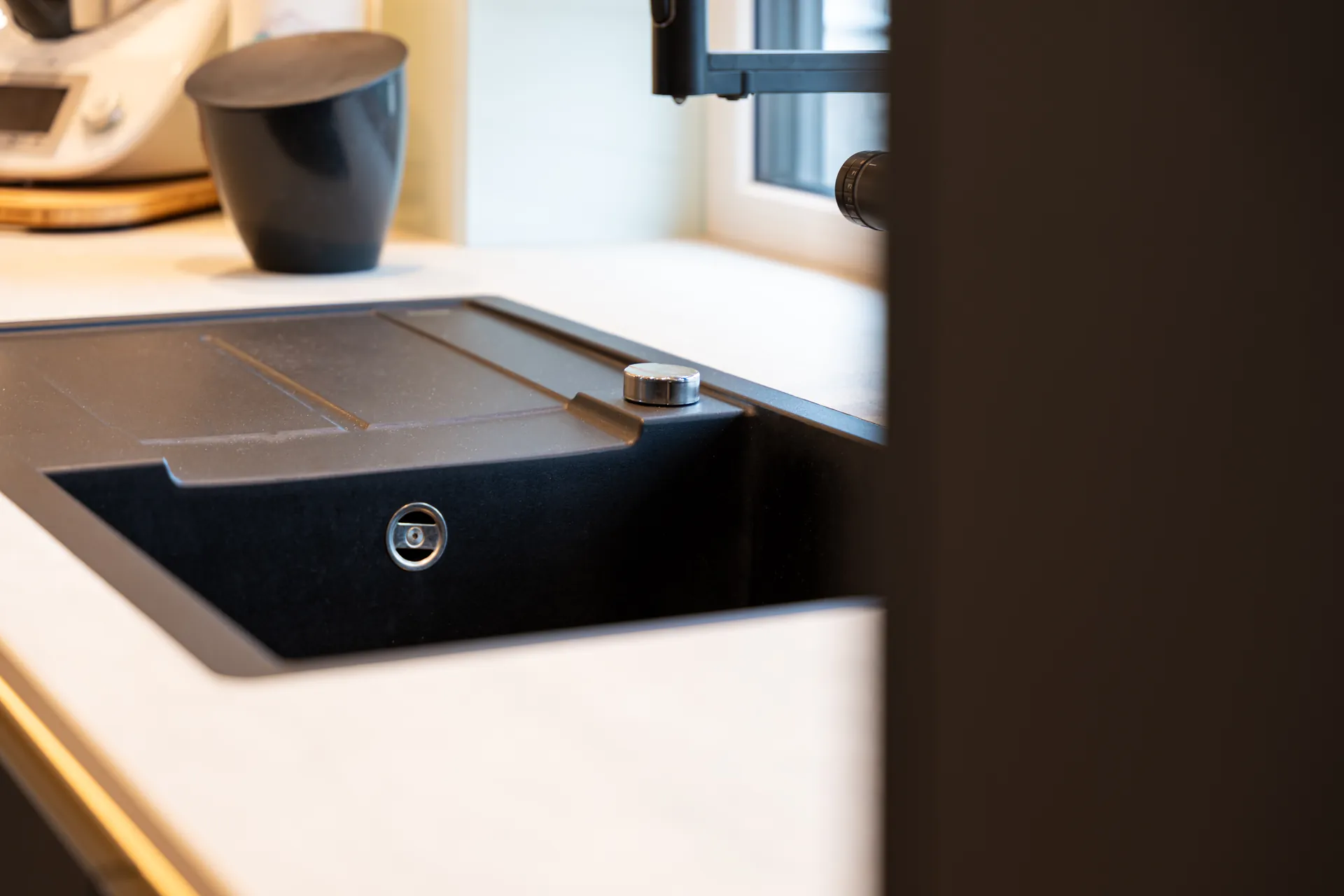 Grifflose Designküche in L-Form – Keramik und Holz mit Siemens