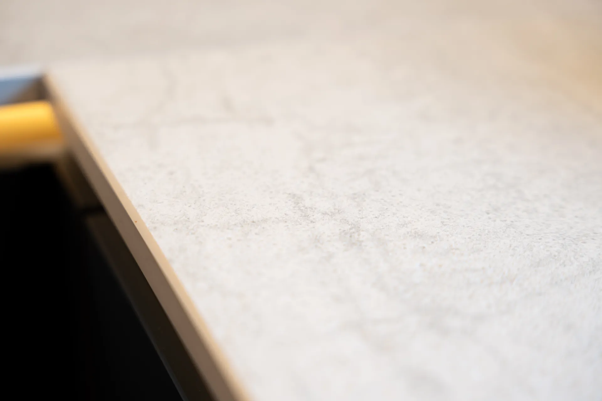 Grifflose Designküche in L-Form – Keramik und Holz mit Siemens